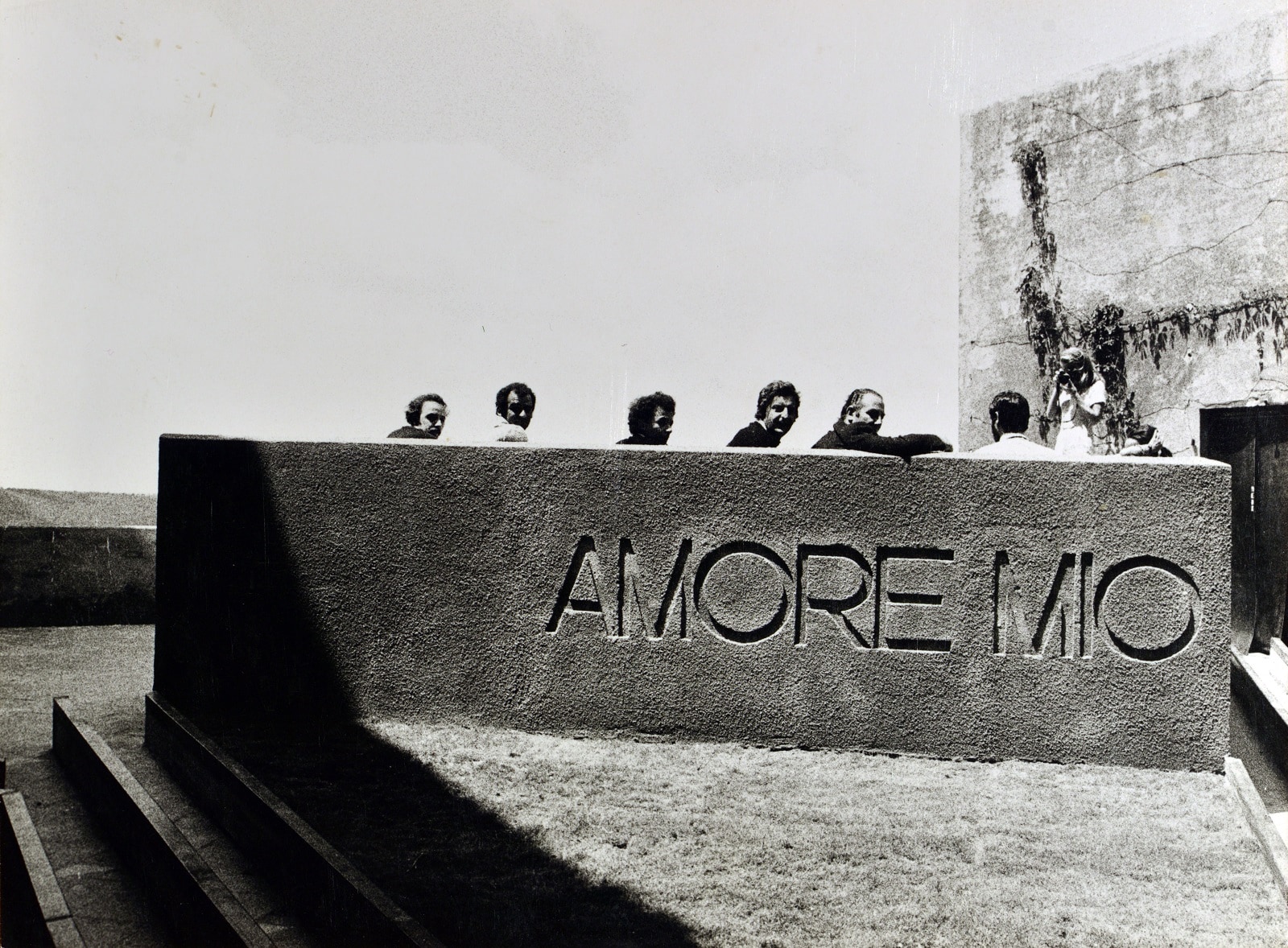 1. Amore Mio, Maurizio Nannucci, Gino Marotta, Paolo Scheggi, Piero Sartogo, Fabio Mauri e Gianni Colombo alla mostra Amore mio, Palazzo Ricci, Montepulciano, 1970 © Photo Fabio Donato, courtesy Archivio Piero Sartogo