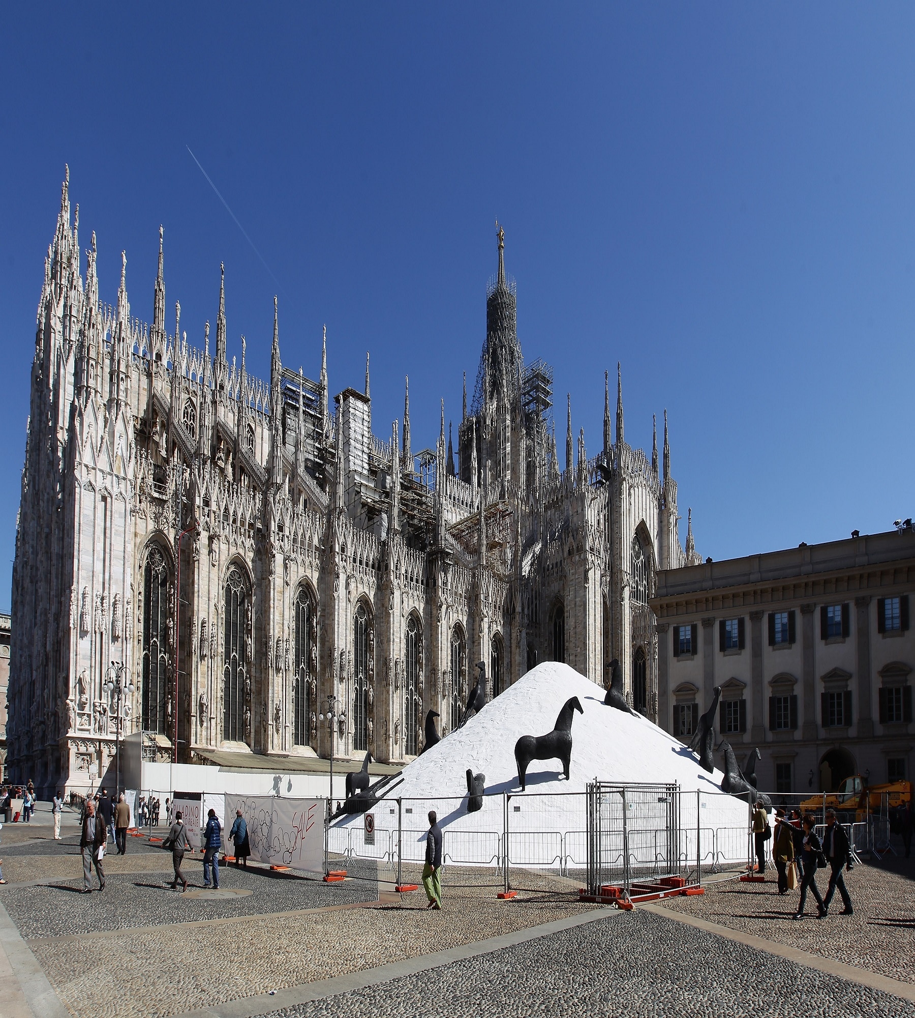  15. Mimmo Paladino, La Montagna di Sale in Piazza Duomo a Milano, 5 aprile 2011 © Photo by Vittorio Zunino Celotto/Getty Images 