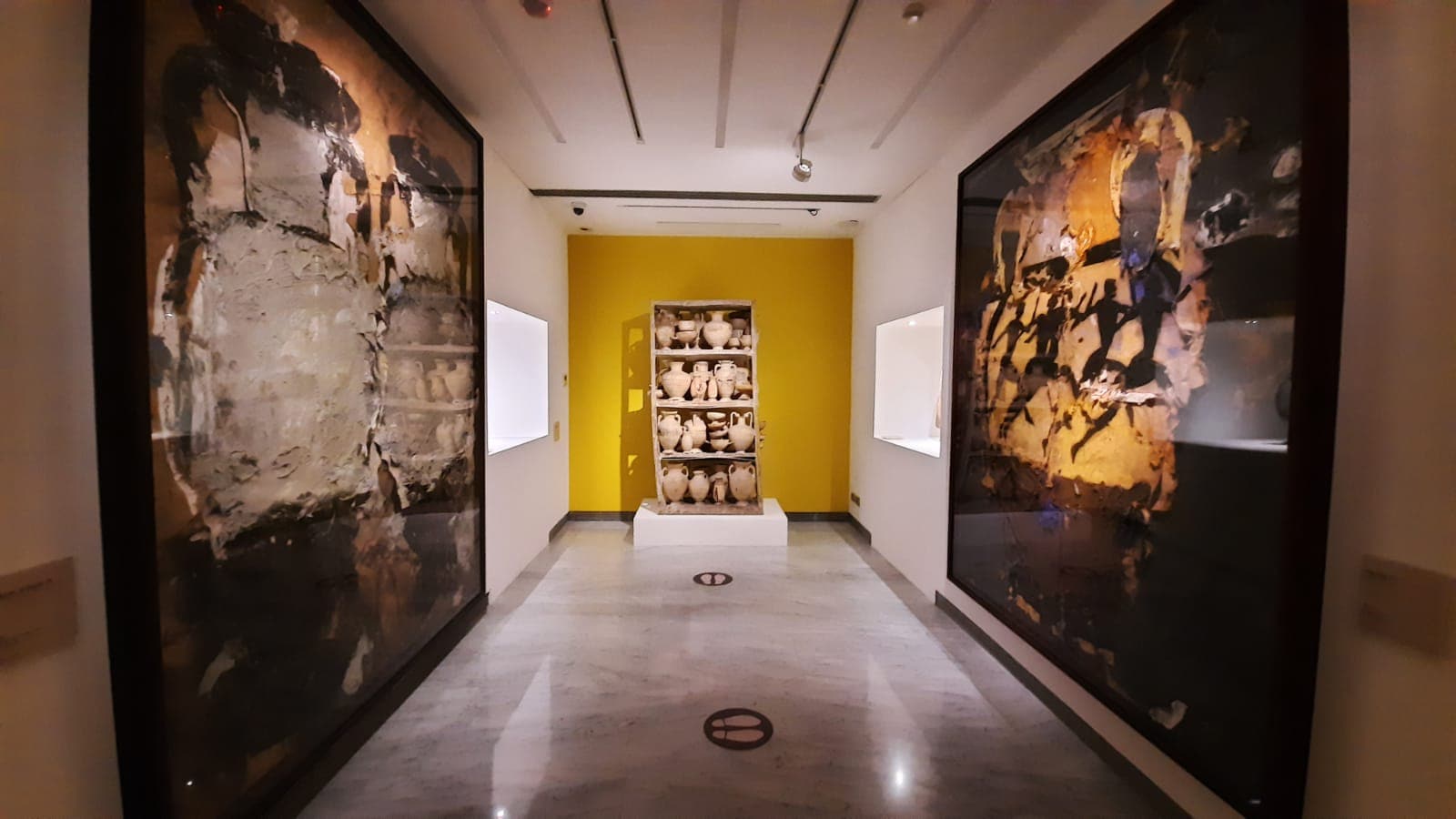 Allestimento della mostra Manolo Vadés. Le forme del Tempo, Museo di Palazzo Cipolla, Roma