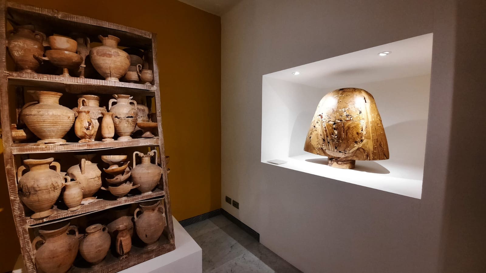 Allestimento della mostra Manolo Vadés. Le forme del Tempo, Museo di Palazzo Cipolla, Roma
