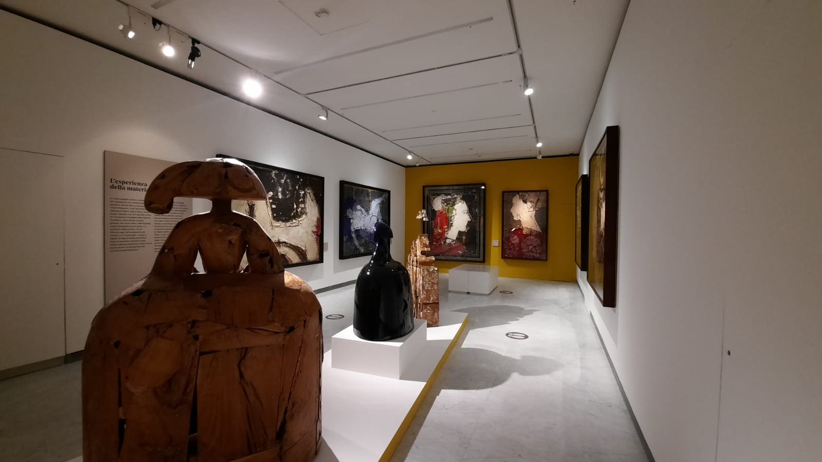 Allestimento della mostra Manolo Vadés. Le forme del Tempo, Museo di Palazzo Cipolla, Roma