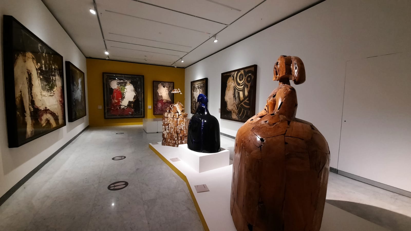 Allestimento della mostra Manolo Vadés. Le forme del Tempo, Museo di Palazzo Cipolla, Roma