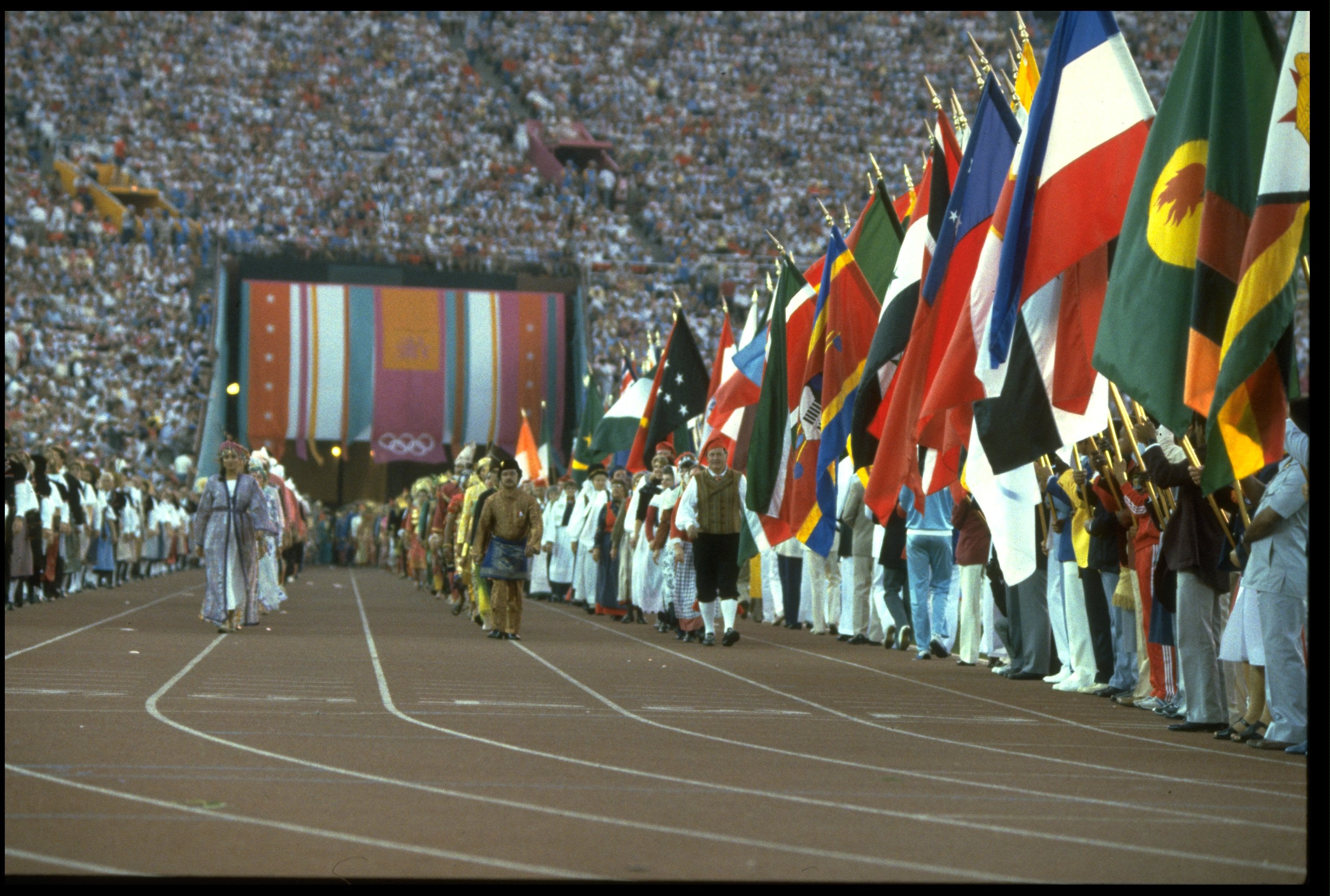 Rappresentanti delle varie squadre olimpiche nazionali sfilano durante la cerimonia d'apertura, il 28 luglio 1984