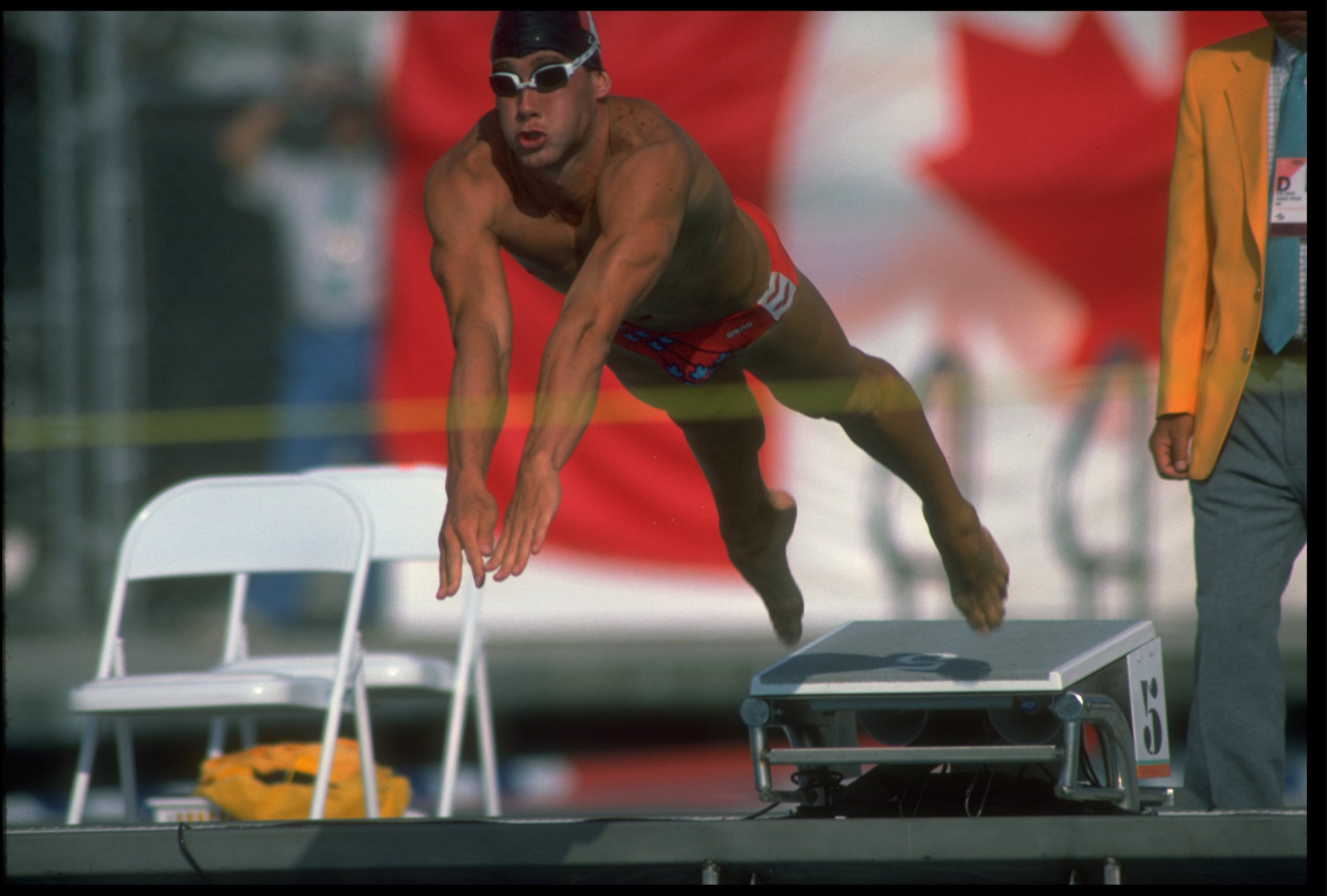 L'atleta canadese Victor Davis ai blocchi di partenza della gara dei 200 metri rana, in cui stabilirà il record del mondo
