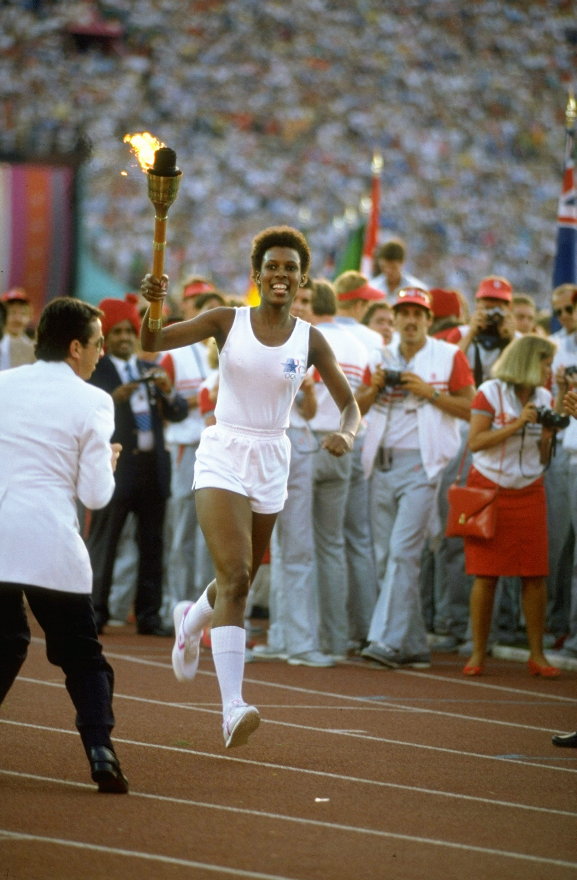Gina Hemphill, la nipote dell'atleta americana di atletica leggera e quattro volte medaglia d'oro ai Giochi Olimpici del 1936 Jesse Owens corre attraverso lo stadio portando la torcia olimpica durante la cerimonia di apertura dei XXIII Giochi Olimpici Estivi 