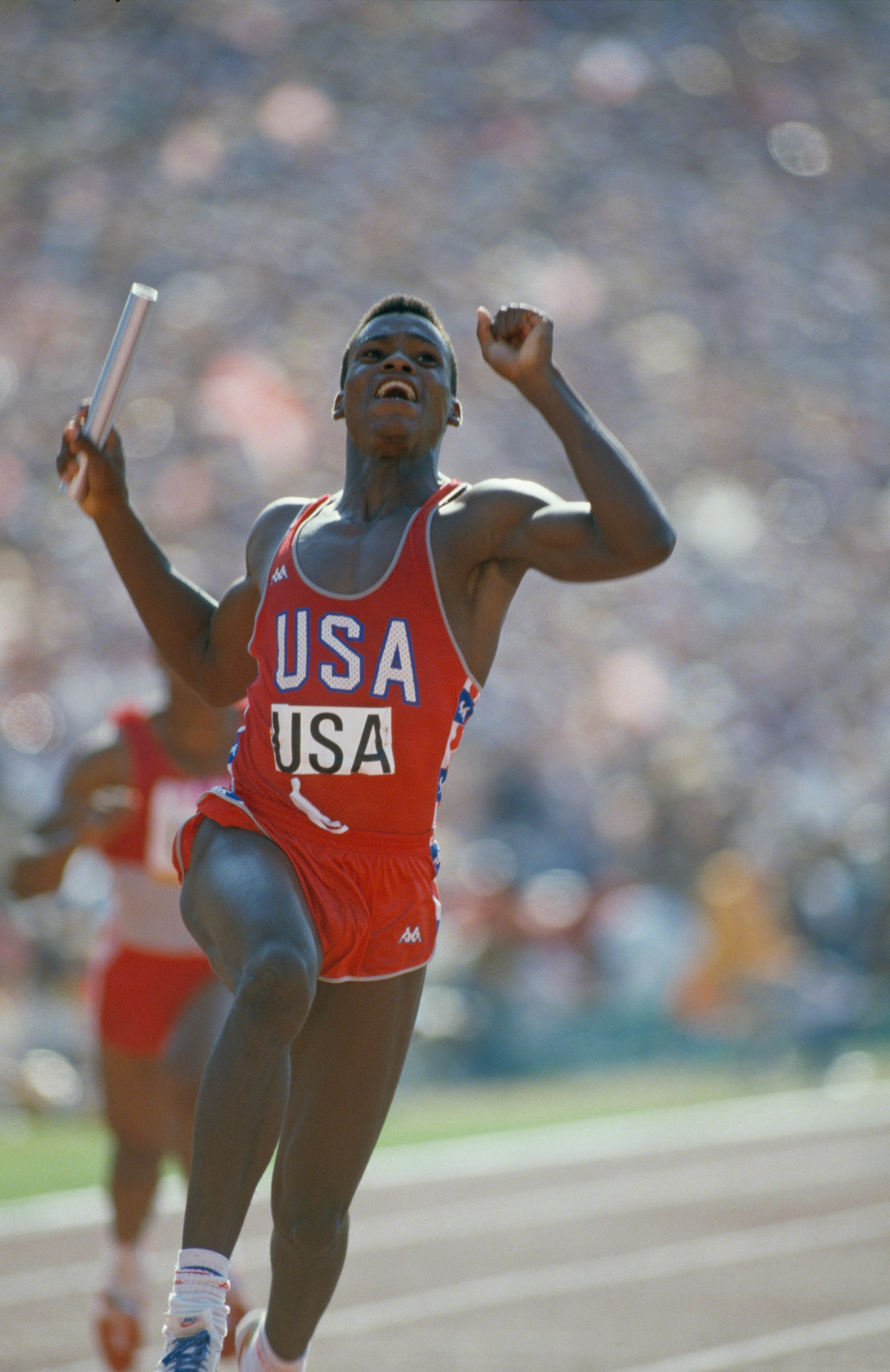 Il giovane atleta americano Carl Lewis, soprannominato "figlio del vento", durante la finale della staffetta 4x100 metri piani. Vincerà 4 medaglie d'oro (100, 200, lungo e staffetta) eguagliando il record di Jesse Owens