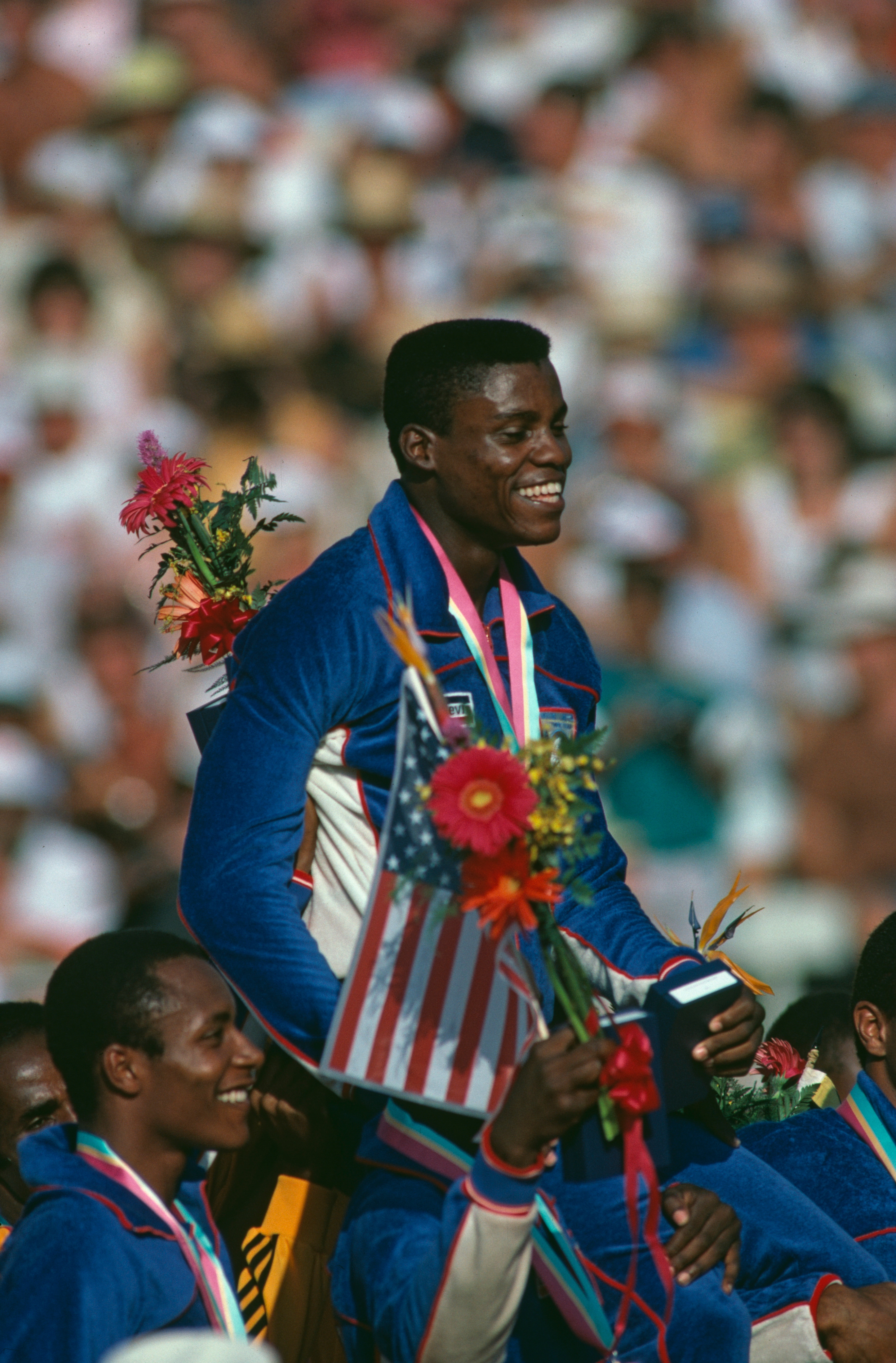 Carl Lewis, dopo una delle quattro vittorie ottenute ai Giochi olimpici