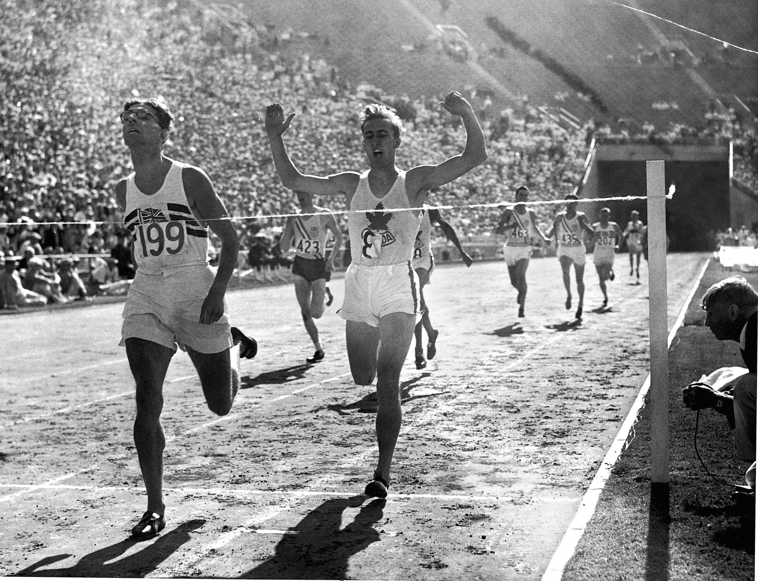 Thomas Hampson della Gran Bretagna, stabilisce il record mondiale negli 800 metri piani