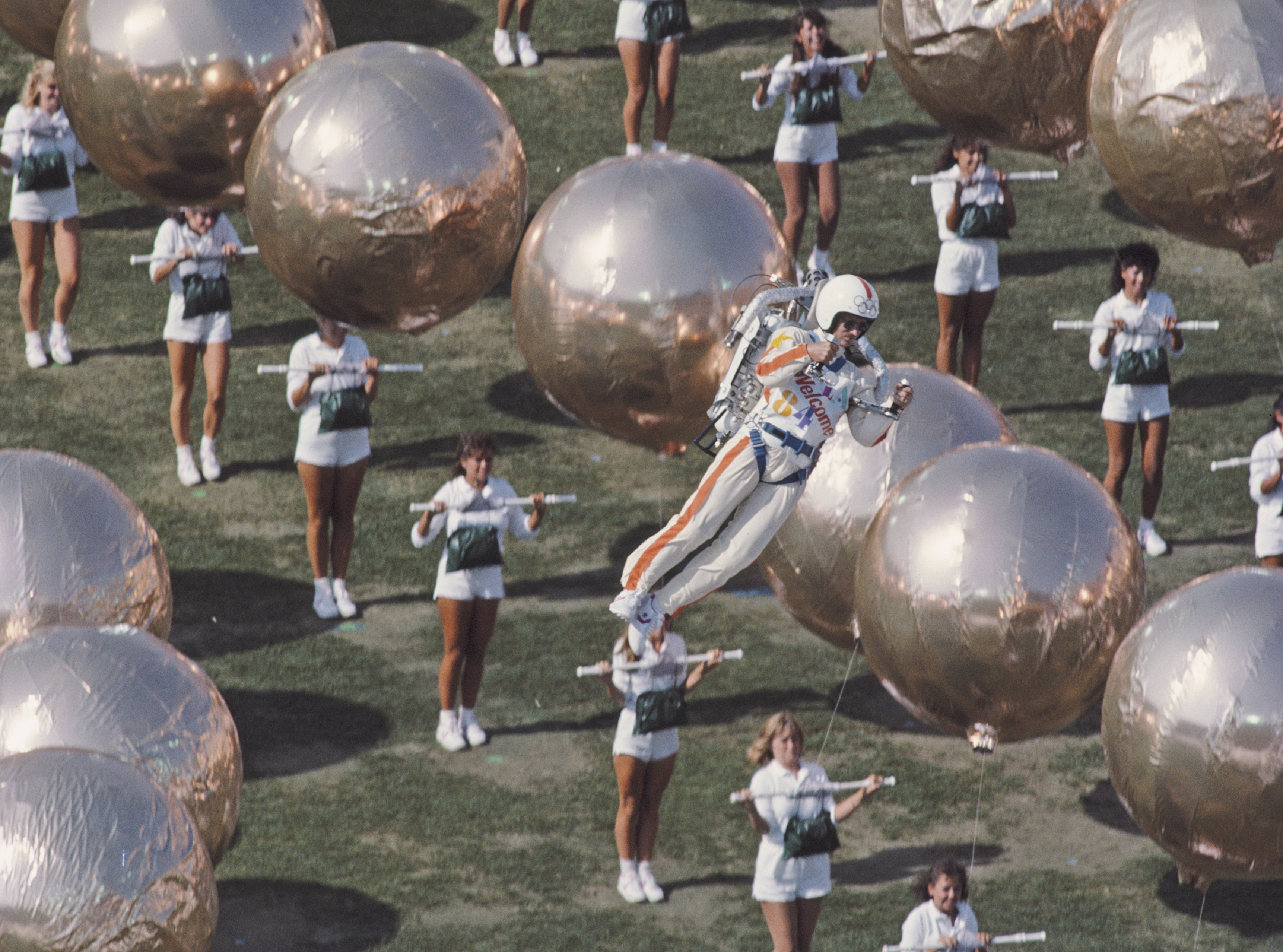 Bill Suitor, detto anche "l'uomo volante", per mezzo del razzo Bell Aerosystems (noto anche come Jet Pack) si libra sopra lo stadio fra lo stupore di tutti