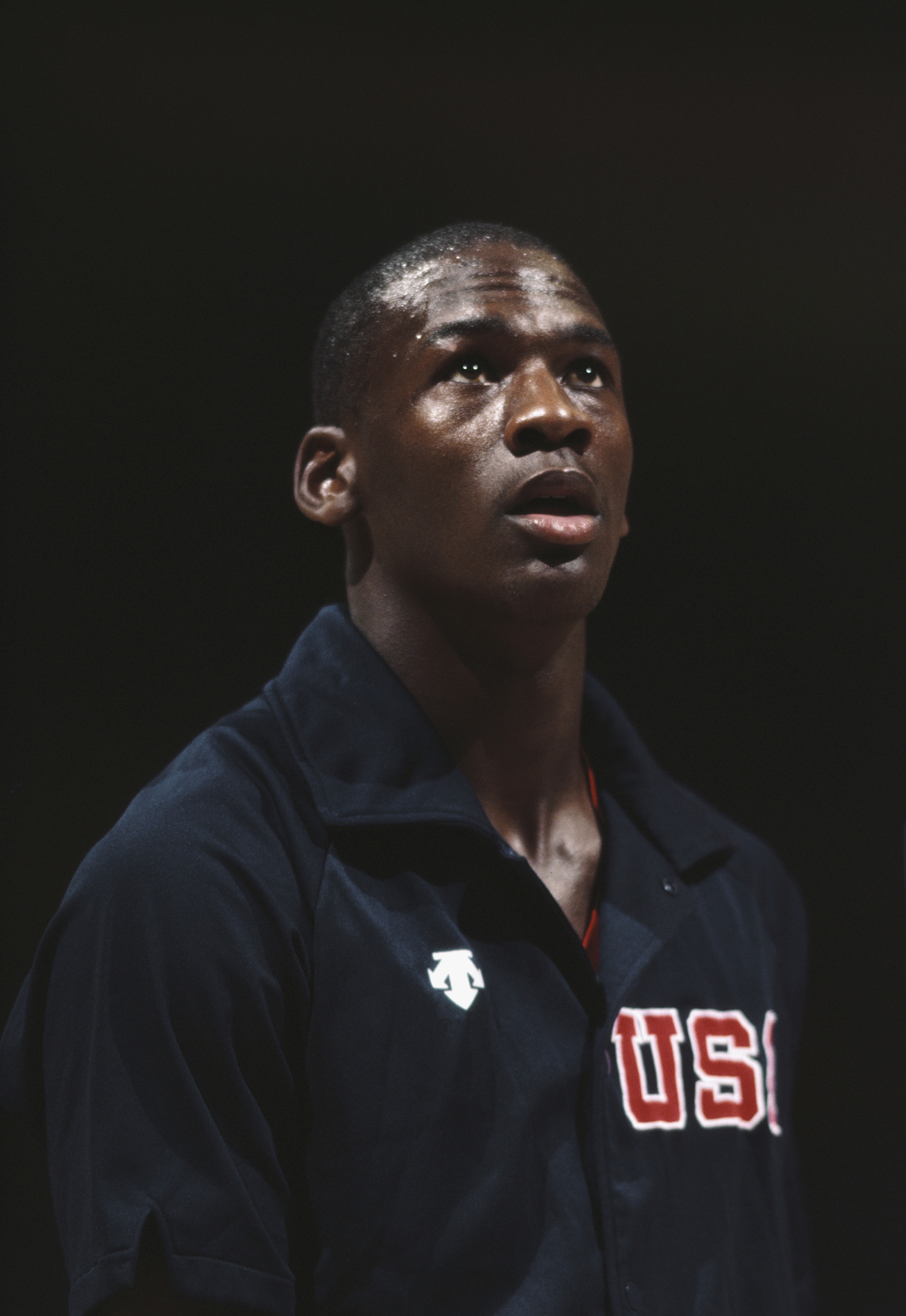 Un giovane Michael Jordan, tra le fila della squadra olimpica di basket statunitense, con cui vincerà la medaglia d'oro. Diventerà poi un grande campione professionista