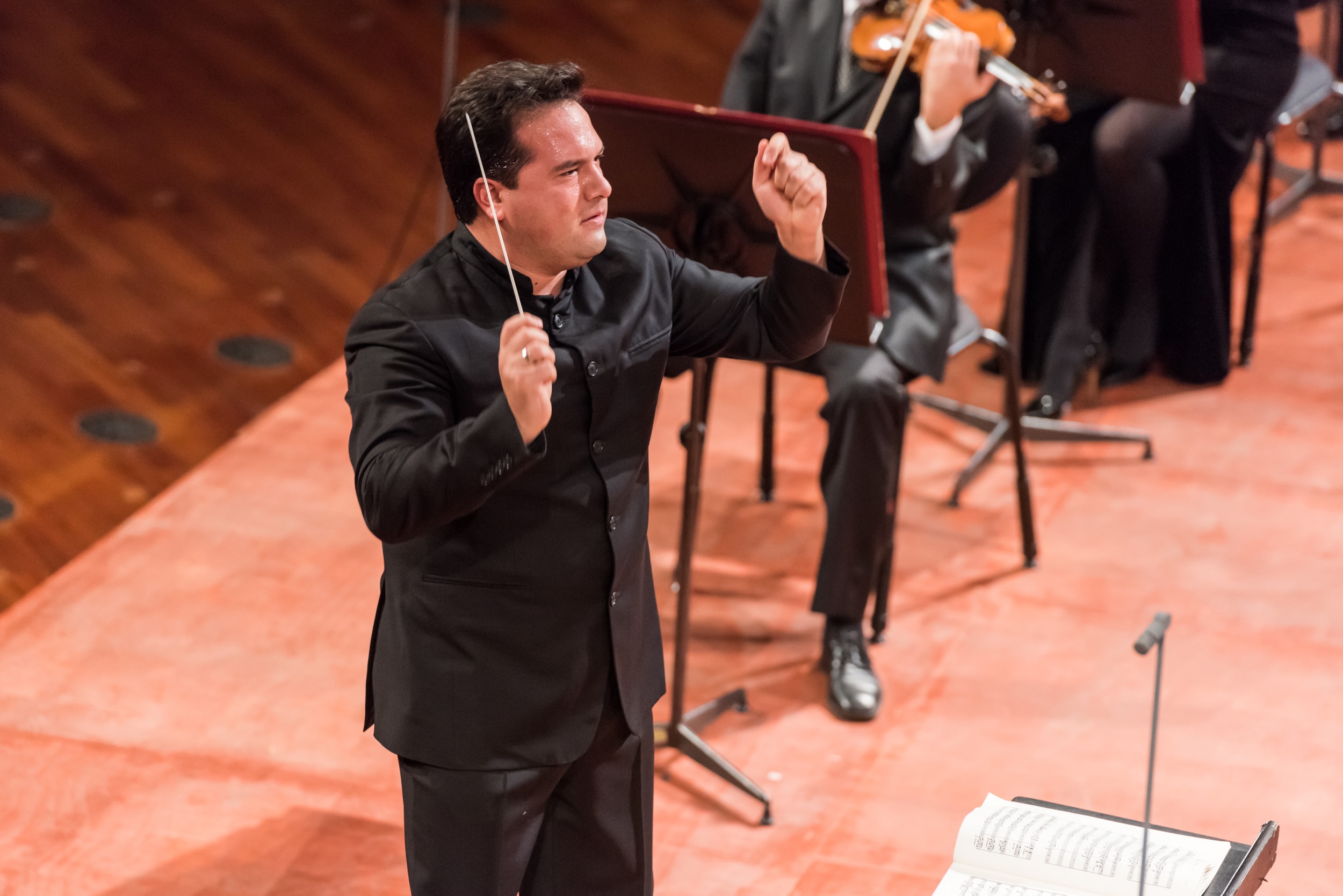 Robert Trevino Direttore ospite principale dell'Orchestra Rai in un concerto del 2020