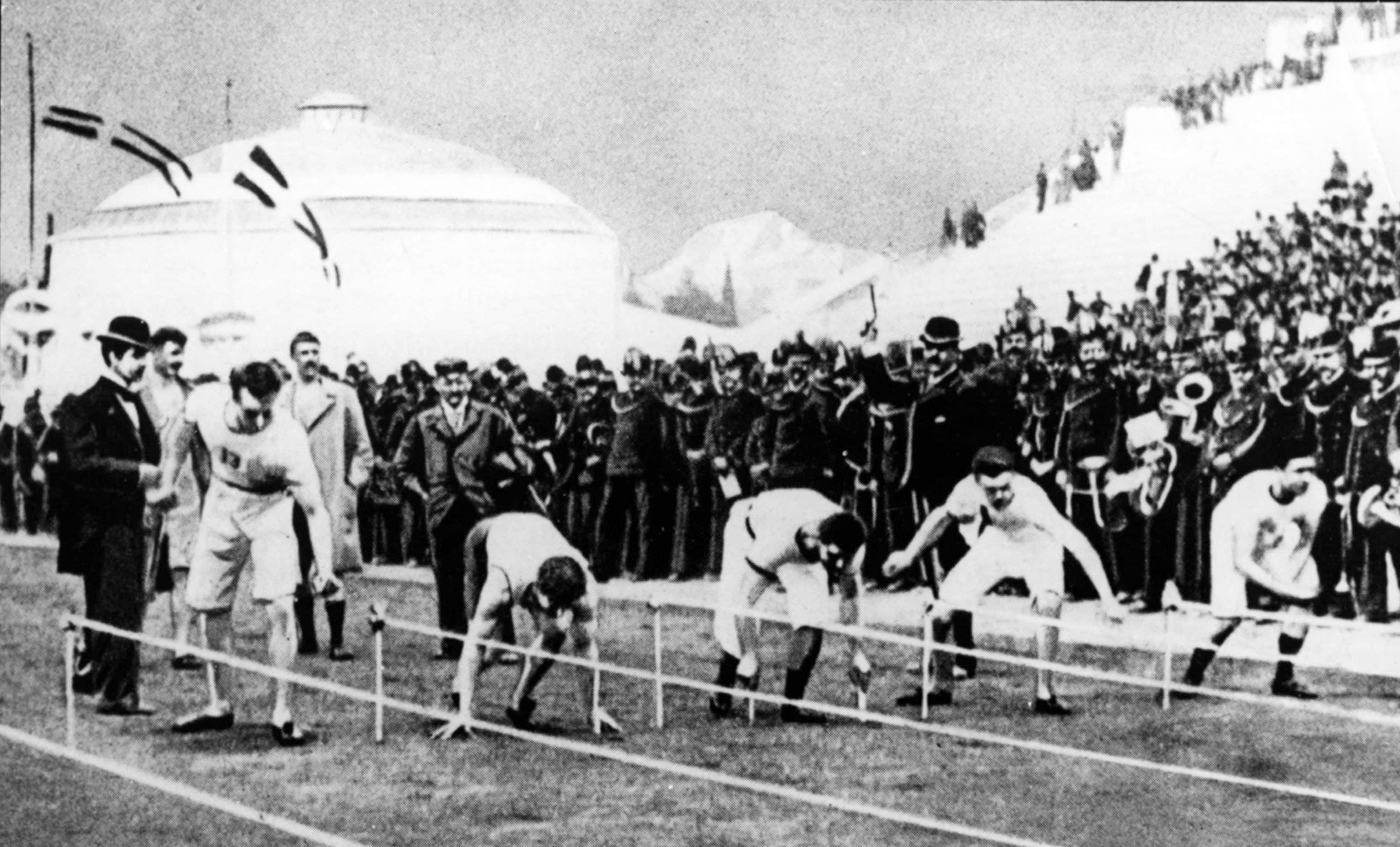 Partenza della gara dei 100 metri piani. Per la prima volta nella storia gli atleti poggiano le mani per terra prima del via