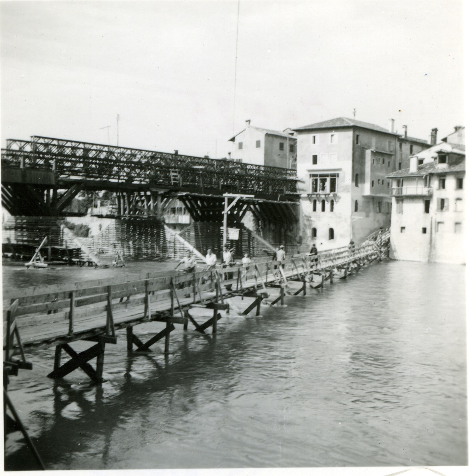 La passerella nel Ponte di Bassano durante la ricostruzione da parte del Corpo degli Alpini, 1947