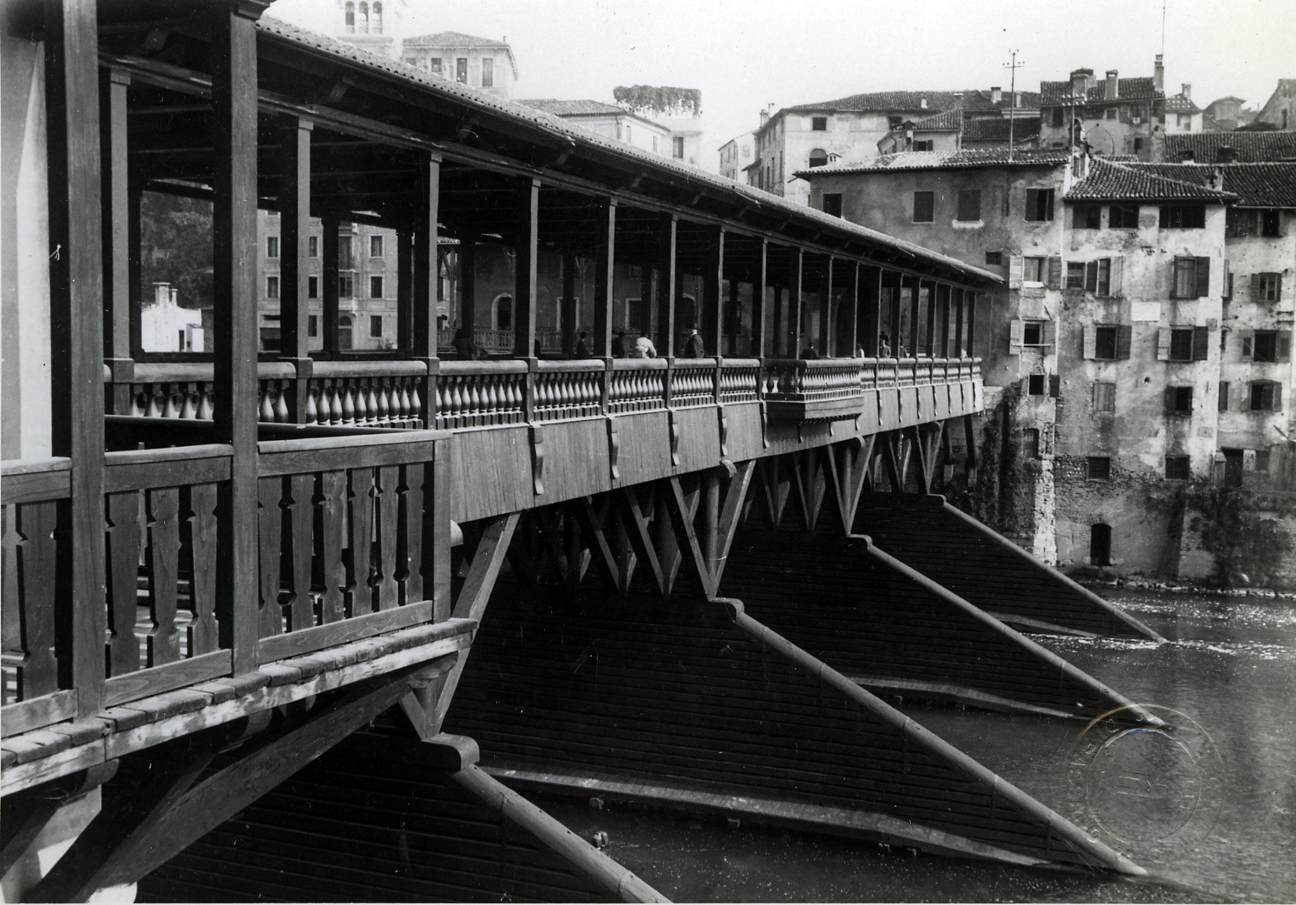 Il Ponte di Bassano dopo la ricostruzione da parte del Corpo degli Alpini