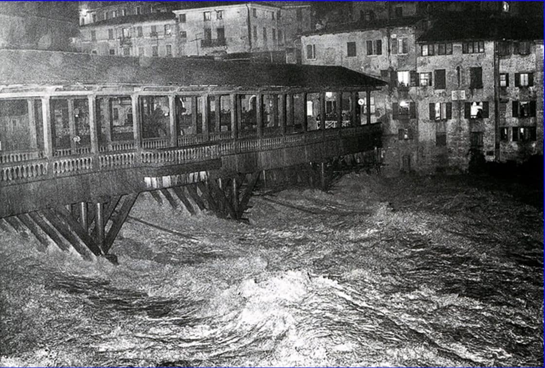 Il Ponte di Bassano durante l'alluvione del 1966