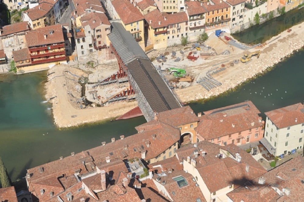 Veduta dall'alto del Ponte di Bassano nella fase iniziale dei lavori dell'ultimo restauro
