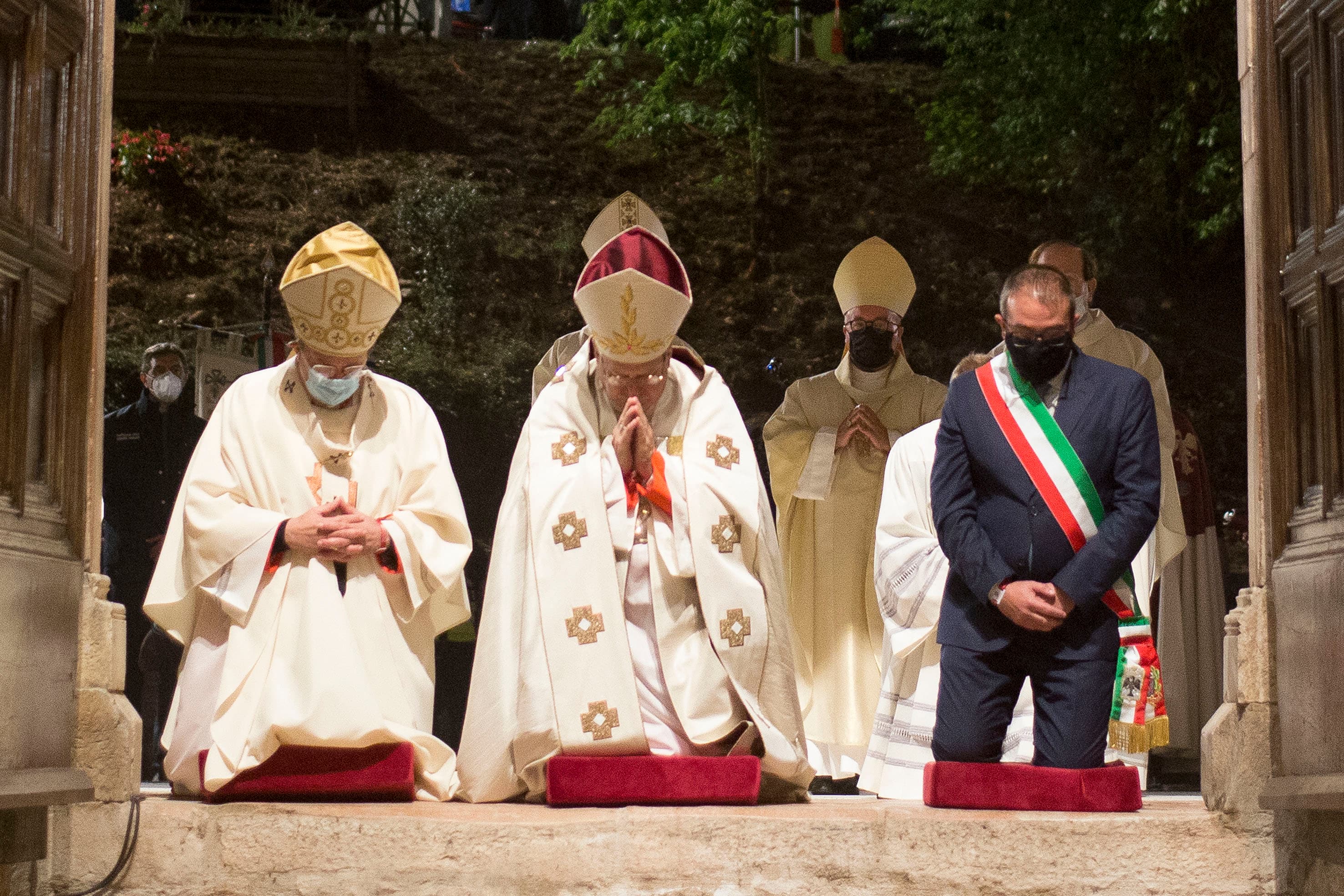 1630312066267_Apertura Porta Santa_Cardinale Giuseppe Petrocchi Cardinale Feroci Sindaco Pierluigi Biondi_crediti Roberto Grillo.jpg