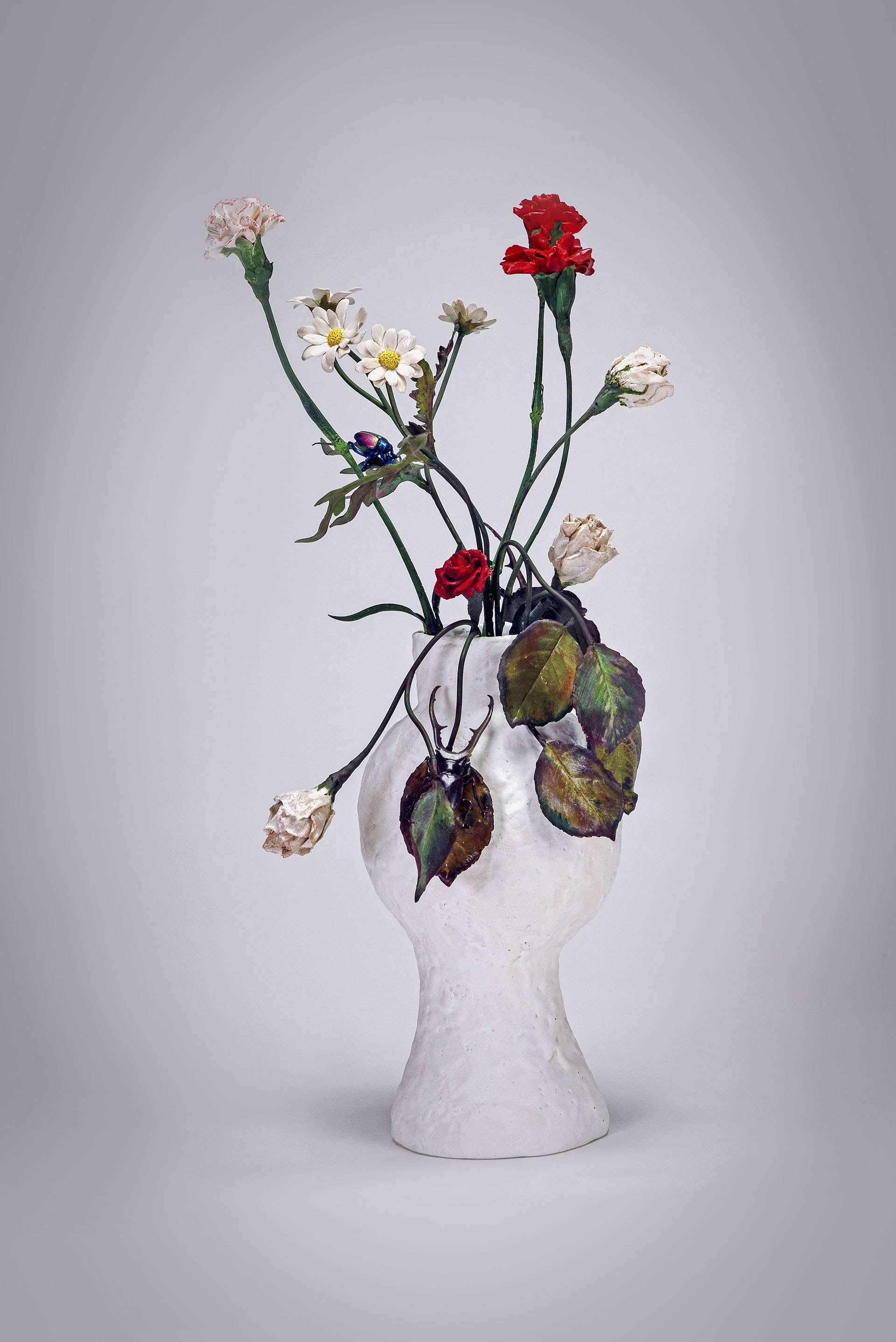“Per Morandi”, 2020, ceramica policroma e bronzo, cm. h. 49,5 x 27 x 24,5