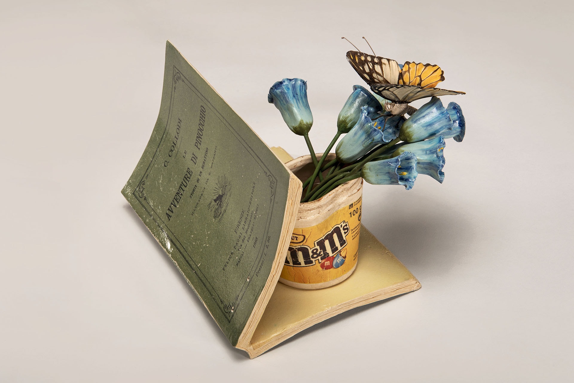 “Avventure”, 2021, ceramica policroma, cm. h. 19,5 x 20,5 x 21
