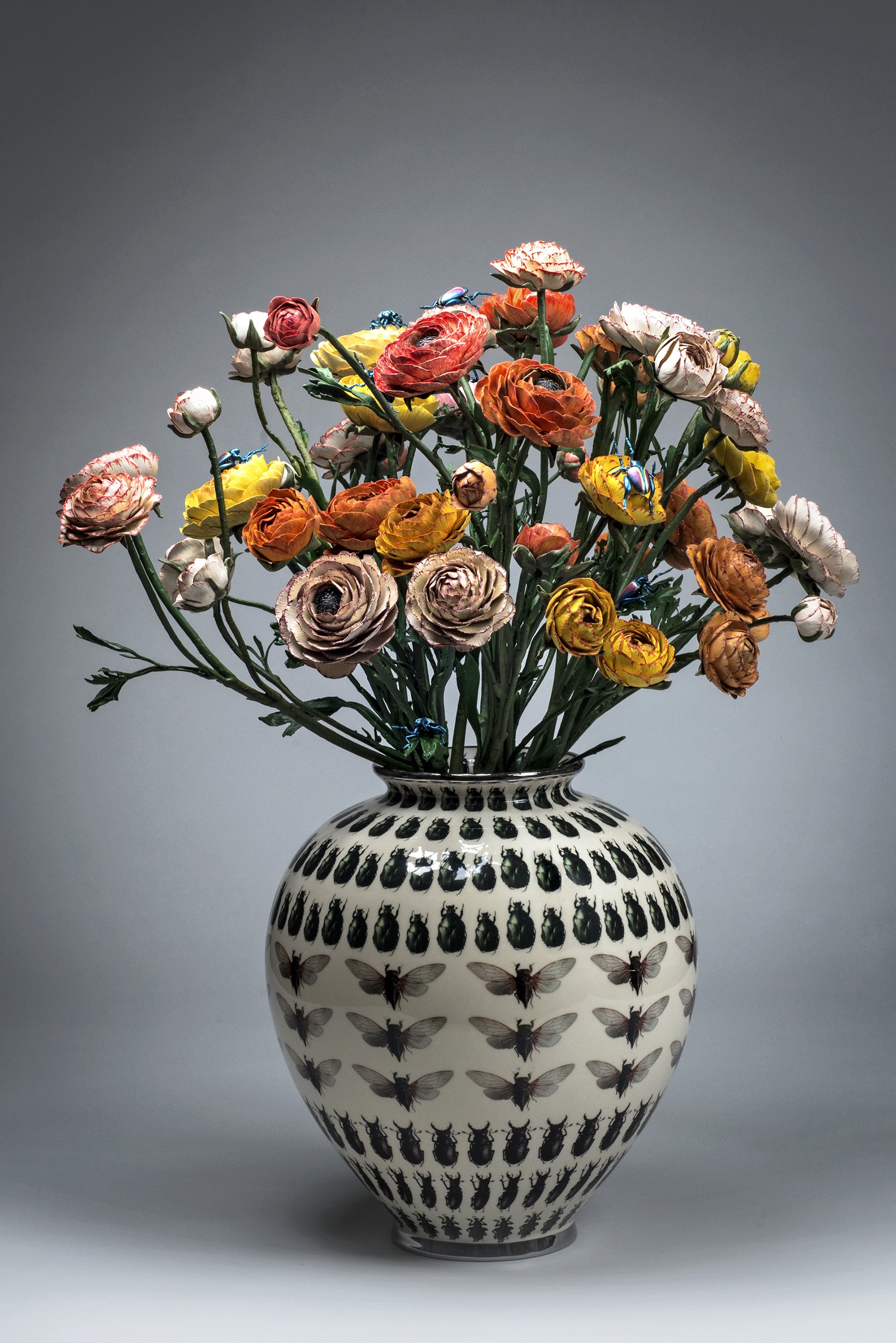 “Vaso con mazzo di fiori”, 2019, ceramica policroma e bronzo, cm h. 65 x diam. 60