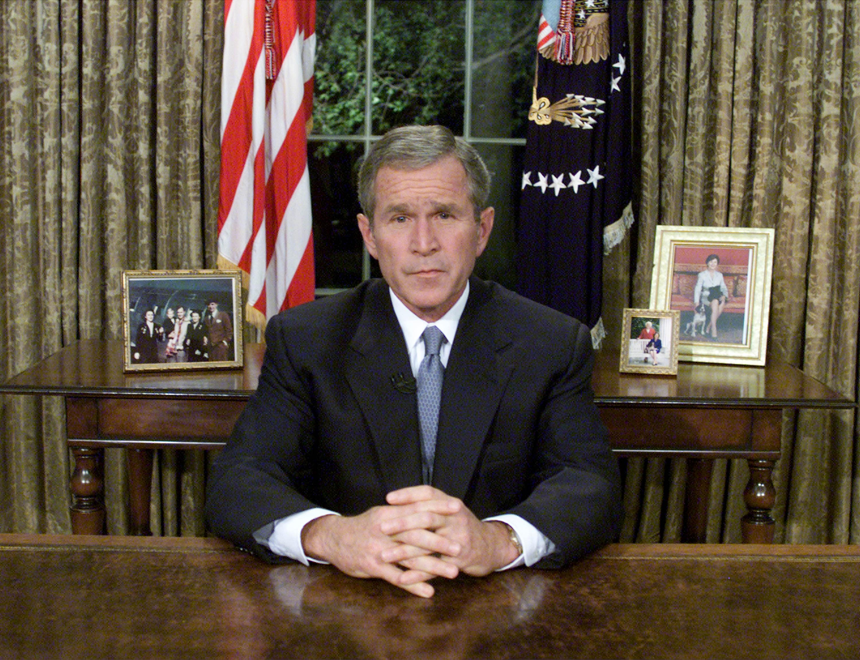 Alle 9,30 ore locali dalla Florida, dove si trova in quel momento, il presidente Bush legge un primo messaggio alla Nazione: "E' un apparente atto terroristico"
