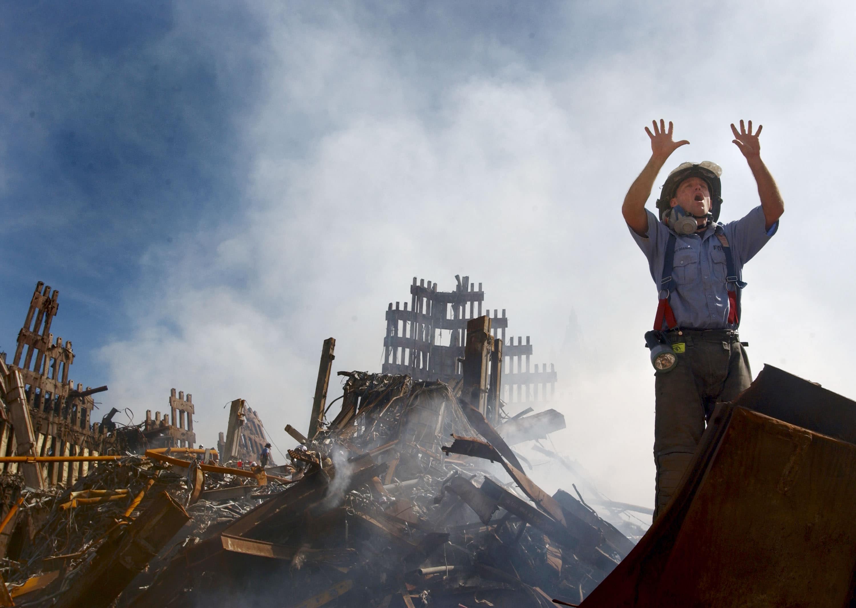 Un particolare di uno dei Vigili del fuoco di New York a lavoro. Circa 400 tra i soccorritori troveranno la morte durante le operazioni successive ai crolli