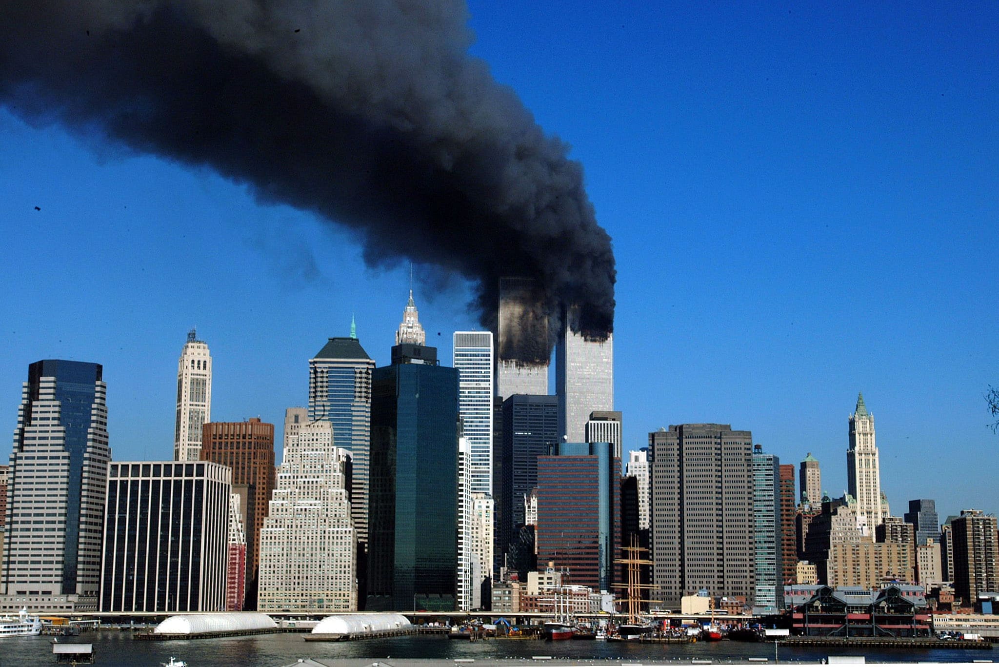 Poco dopo il primo schianto, alle 9.03 ore locali, un altro aereo di linea della United Airlines dirottato da altri 5 attentatori si schianta sulla Torre sud del World Trade Center di New York