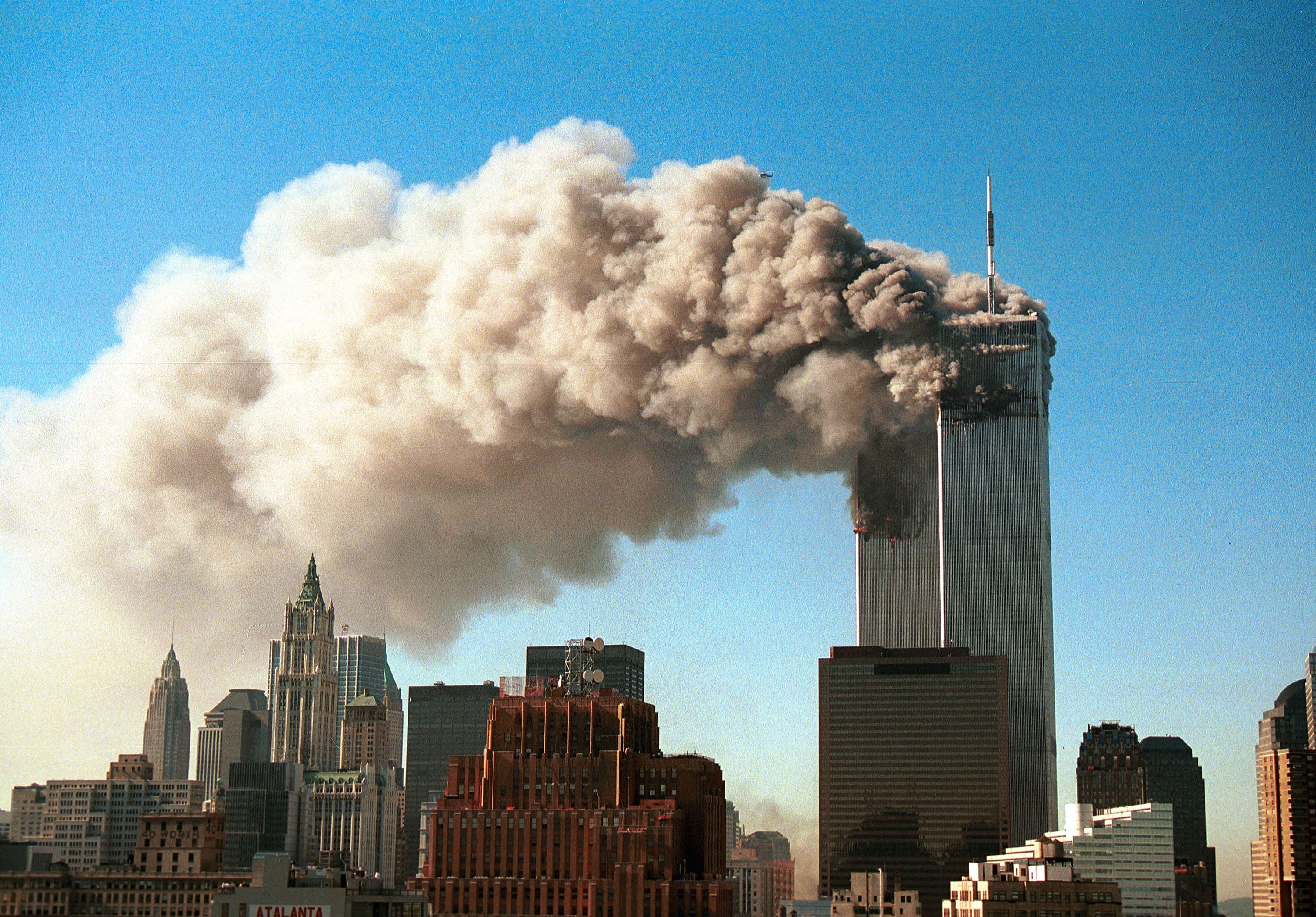 Un'altra immagine delle Torri gemelle del World Trade Center in fiamme dopo lo schianto dei due aerei dirottati