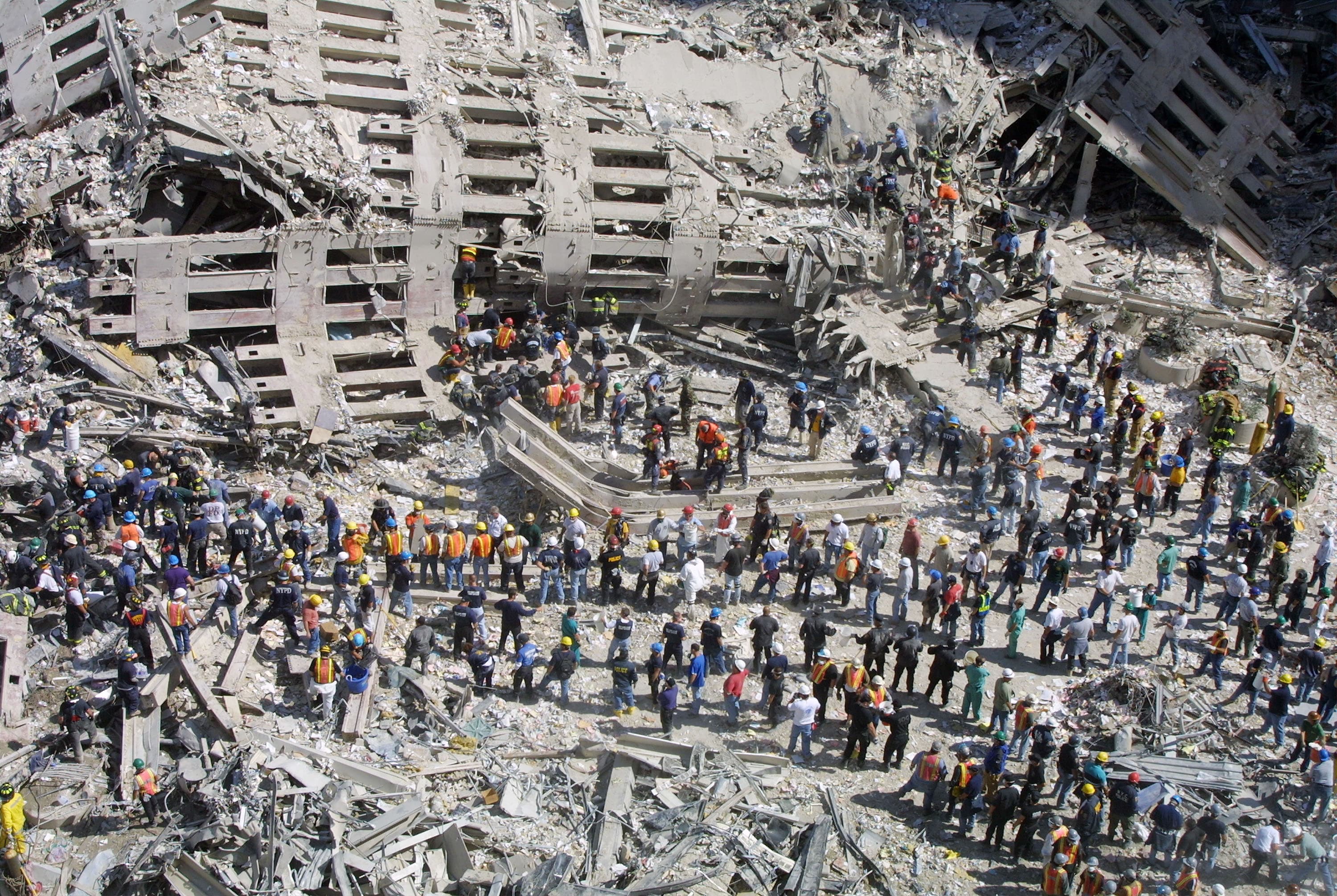 Un'immagine dall'alto dei soccorritori che setacciano le macerie del World Trade Center il 13 settembre 2001, due giorni dopo lo schianto. Ci vorrà circa un anno e mezzo per ripulire l'intera area dai detriti accumulatisi