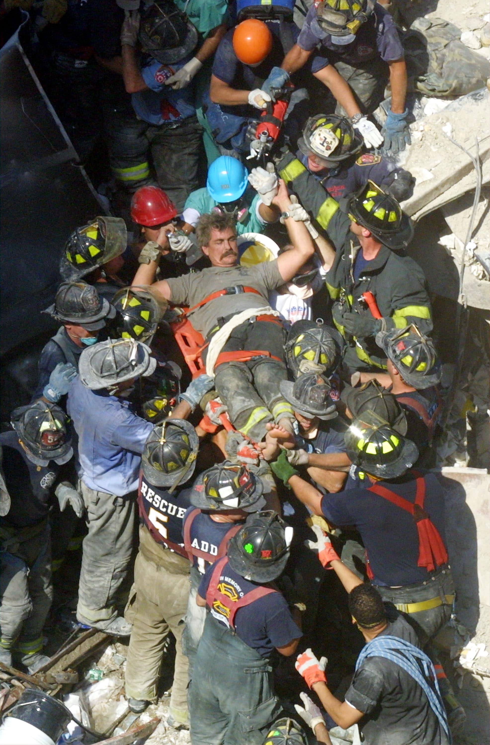 I vigili del fuoco a lavoro per tirare fuori dalle macerie i superstiti. Nel giro di mezz'ora dal primo schianto le due Torri collassano al suolo provocando la morte di più di 2600 persone che non sono riuscite ad abbandonare gli edifici