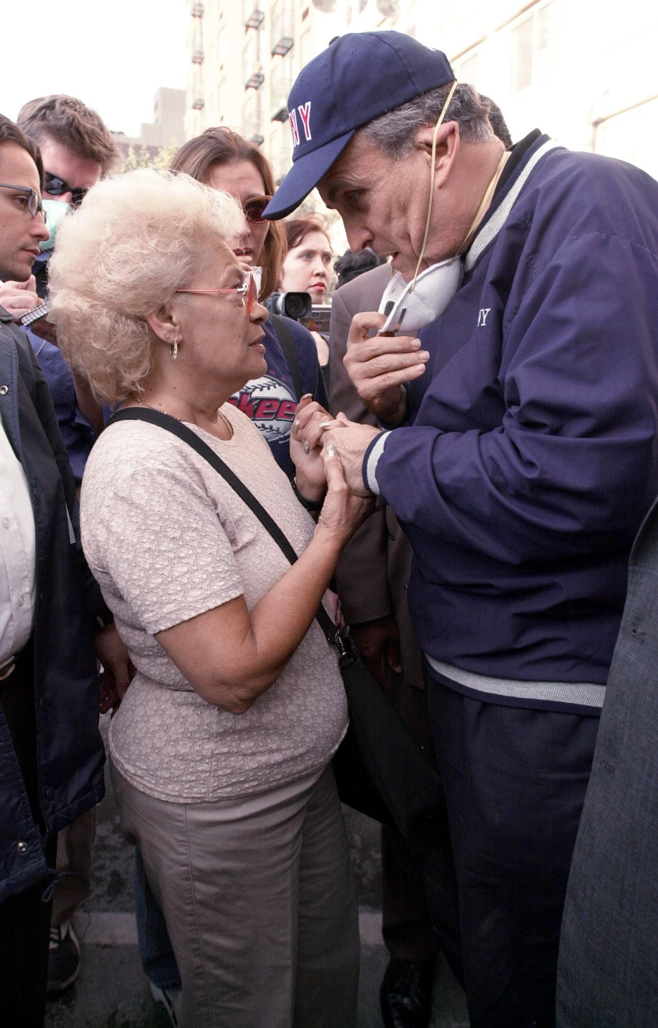 Il sindaco di New York Rudolph Giuliani mentre parla con una parente di una delle vittime