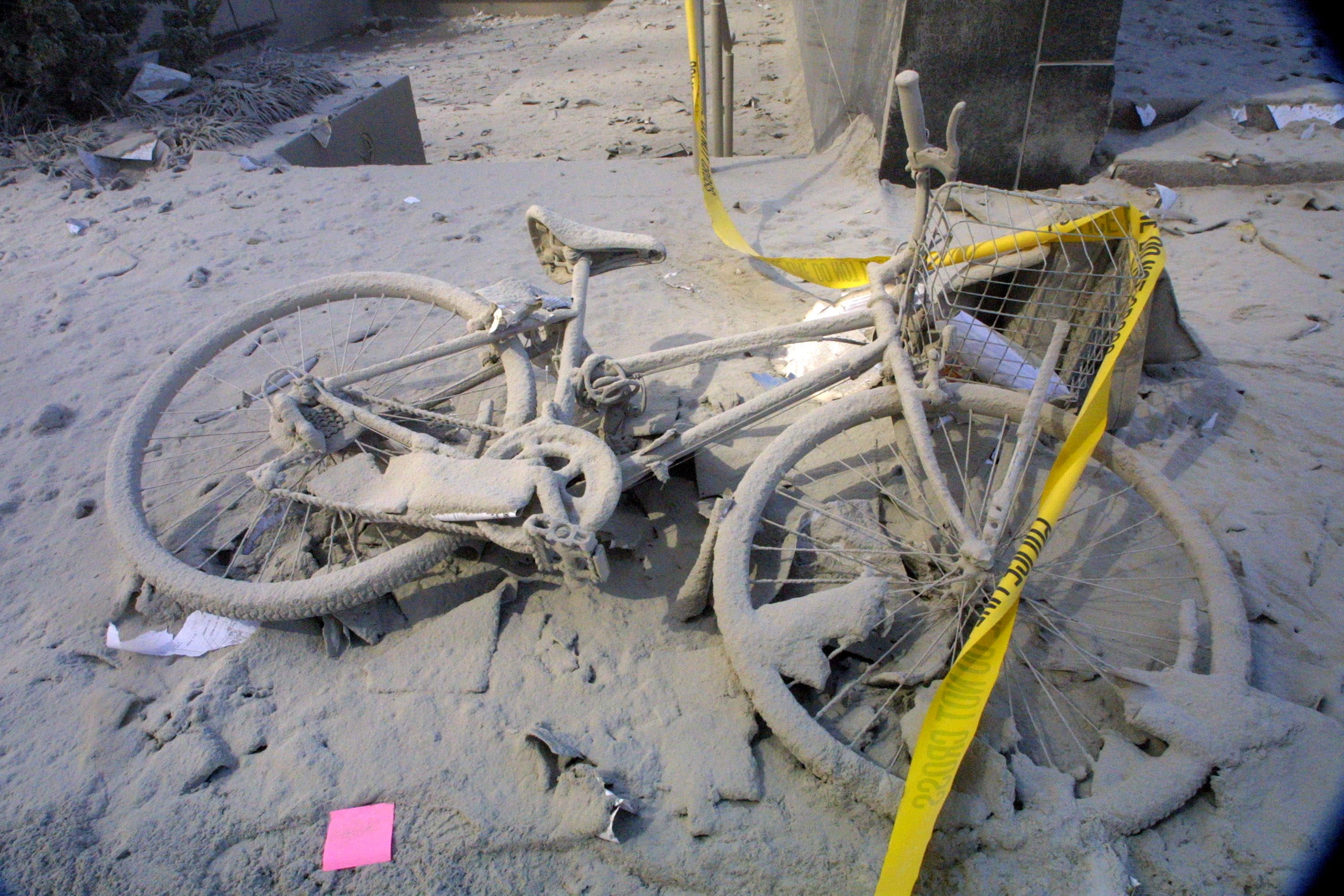 Una bicicletta abbandonata e coperta dai tanti detriti 