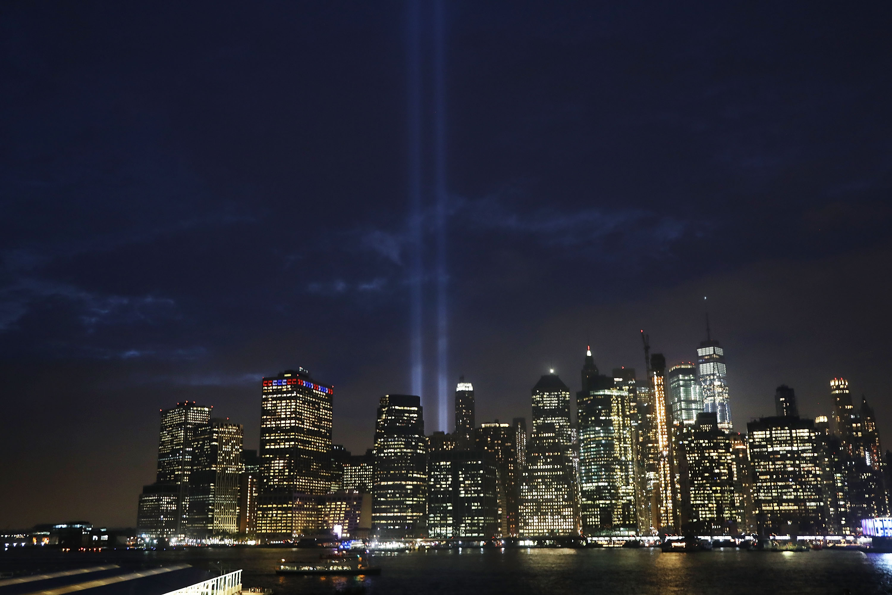 Il memoriale "Tribute in Light" illumina la parte inferiore di Manhattan vicino al One World Trade Center l'11 settembre 2018 a New York City. Il tributo al sito delle torri del World Trade Center è stato un evento annuale a New York a partire dall'11 marzo 2002.