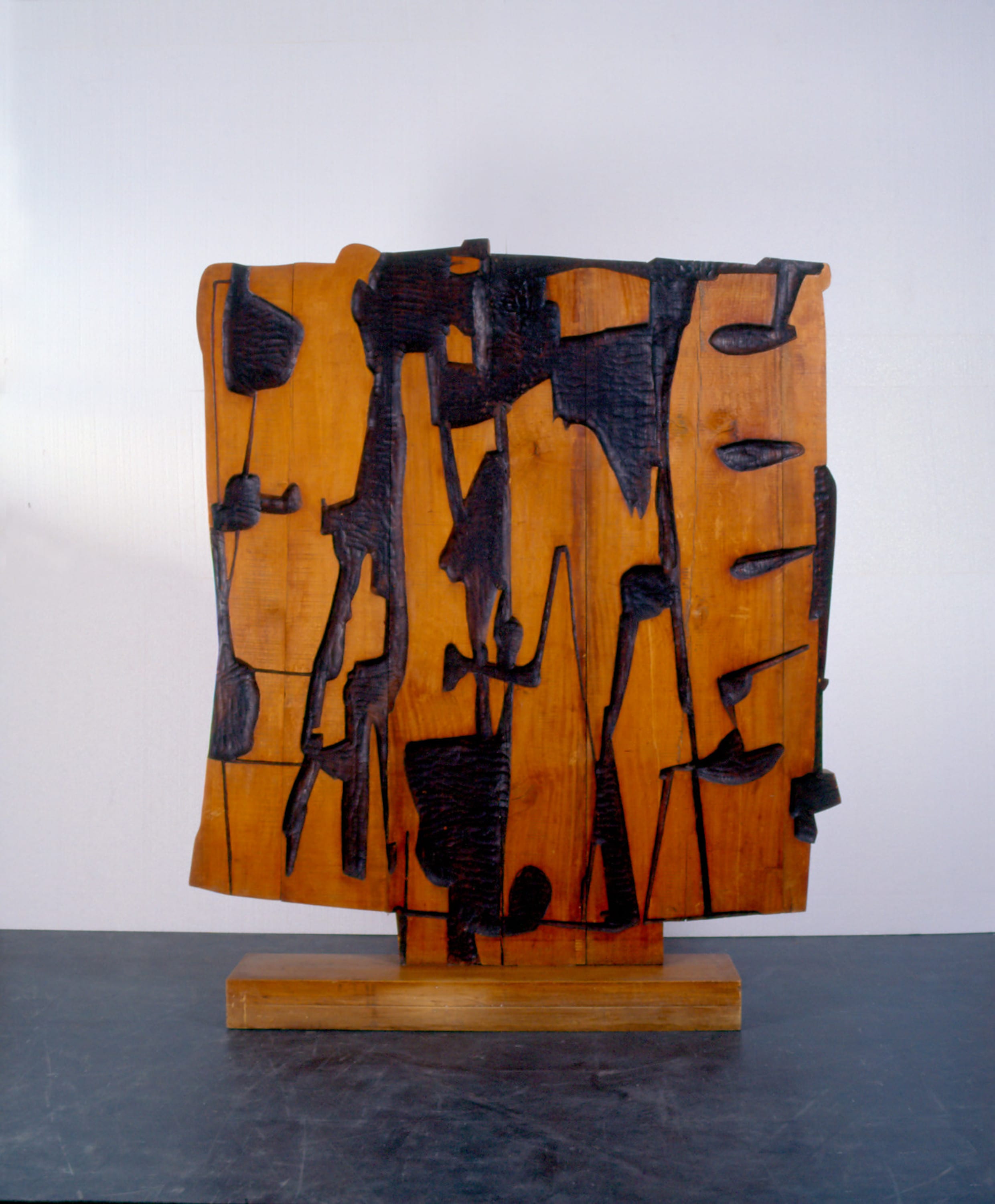 Pietro Consagra, Incontro incantato, 1957. Legno bruciato. Tavole tagliate, assemblate e bruciate con la fiamma ossidrica, 160 x 146 x 9.5 cm. Collezione Giancarlo e Danna Olgiati, Lugano © 2021, ProLitteris, Zurich 