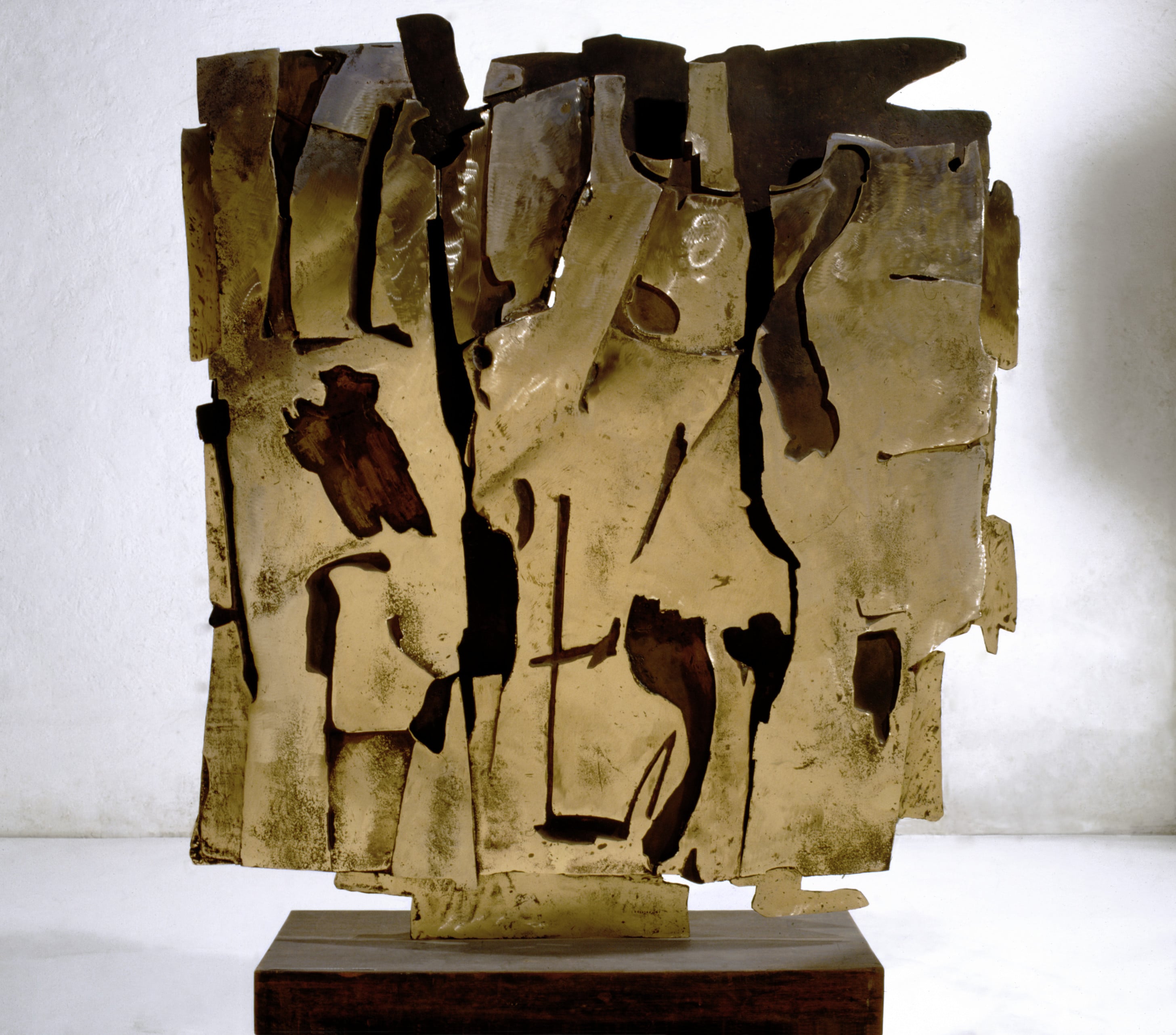 Pietro Consagra, Impronta solare, 1961. Bronzo. Fusione a terra delle singole parti e saldatura, 133 x 120 x 6 cm. Collezione Giancarlo e Danna Olgiati, Lugano. Foto: Pirozzi-skira© 2021, ProLitteris, Zurich 