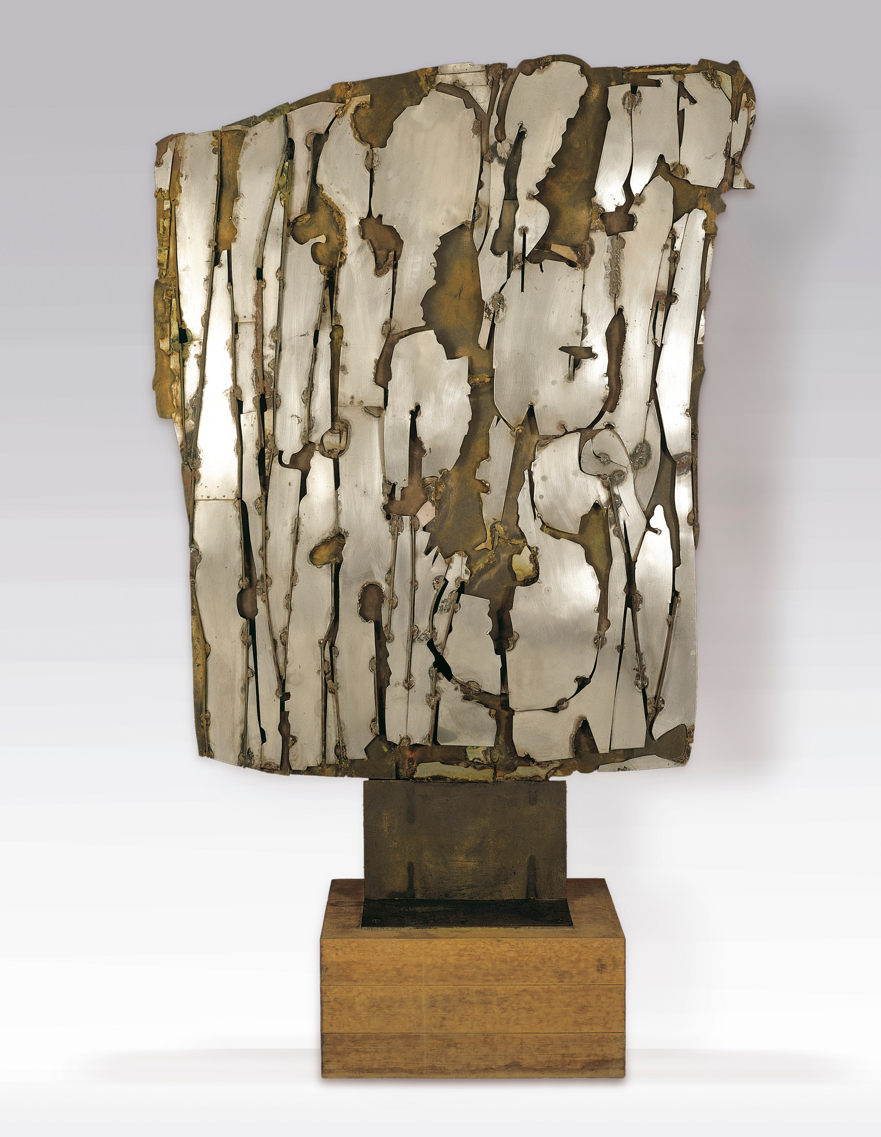 Pietro Consagra, New York City, 1962. Bronzo e acciaio. Lastre tagliate, fuse e saldate, 171 x 105 x 29 cm. Foto: Paolo Vandrasch © 2021, ProLitteris, Zurich 