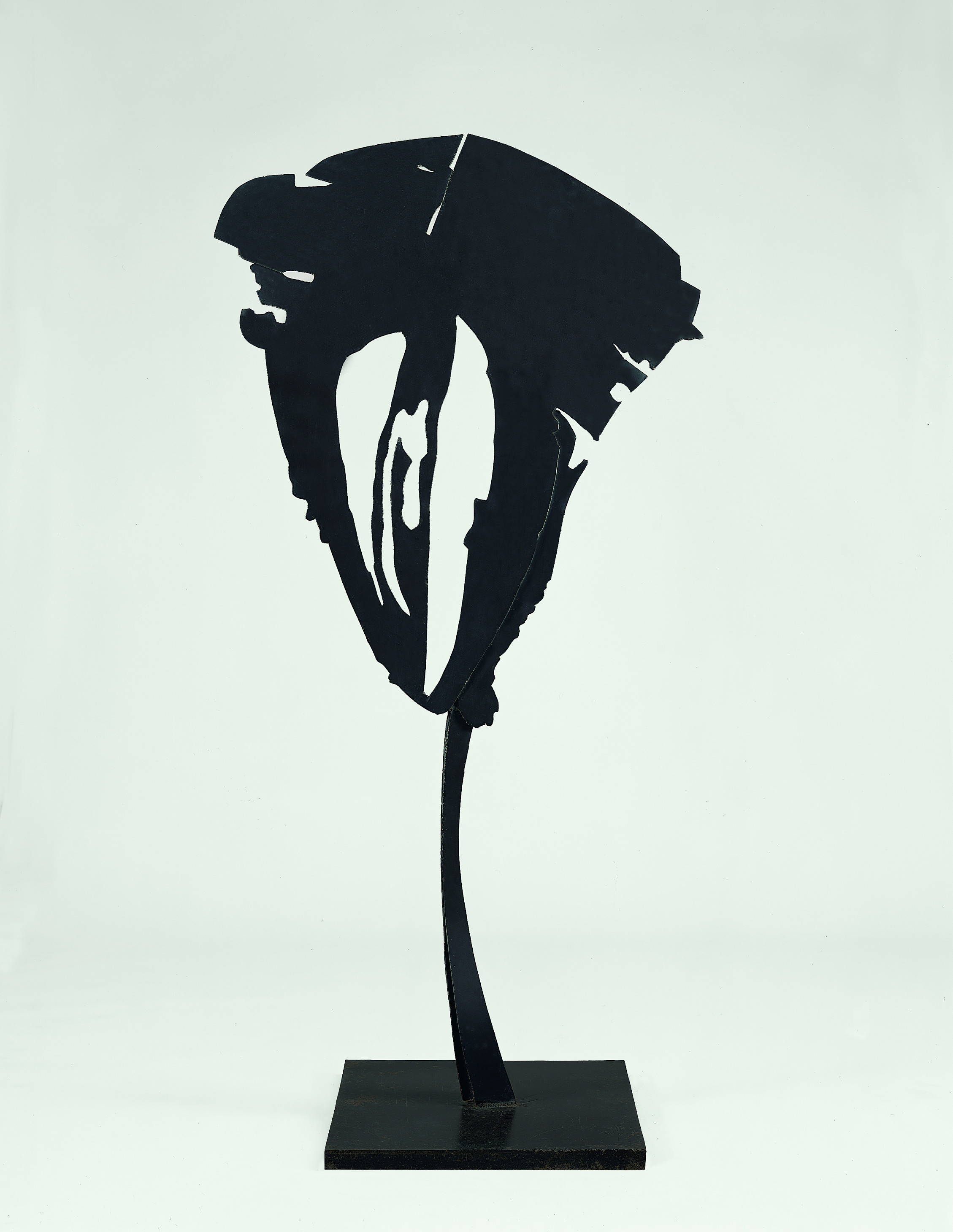 Pietro Consagra, Giardino nero, 1966. Ferro dipinto. Lastre tagliate, curvate, saldate e dipinte, 199.6 x 99 x 59.4 cm. Collezione privata, Lugano. Foto: Claudio Abate © 2021, ProLitteris, Zurich 