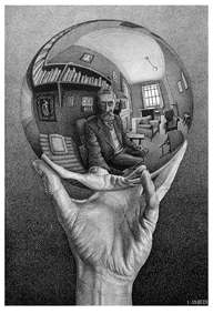 Maurits Cornelis Escher, Mano con sfera riflettente, 1935. Litografia, 31,1x21,3 cm, Olanda, Collezione Escher Foundation All M.C. Escher works © 2021 The M.C. Escher Company The Netherlands. All rights reserved www.mcescher.com