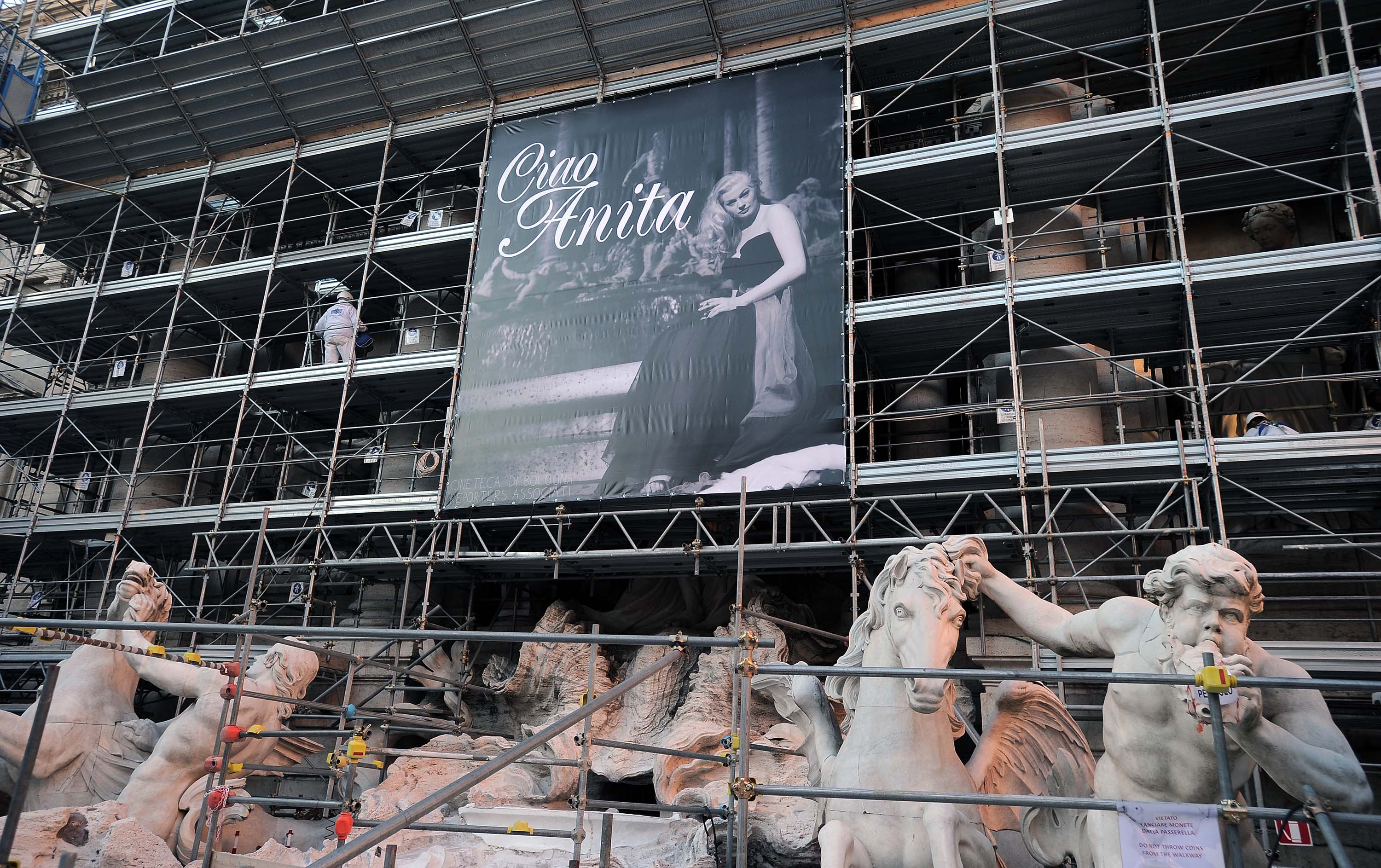Il grande manifesto in onore di Anita Ekberg comparso sulla Fontana di Trevi alla morte dell'attrice, nel gennaio 2015