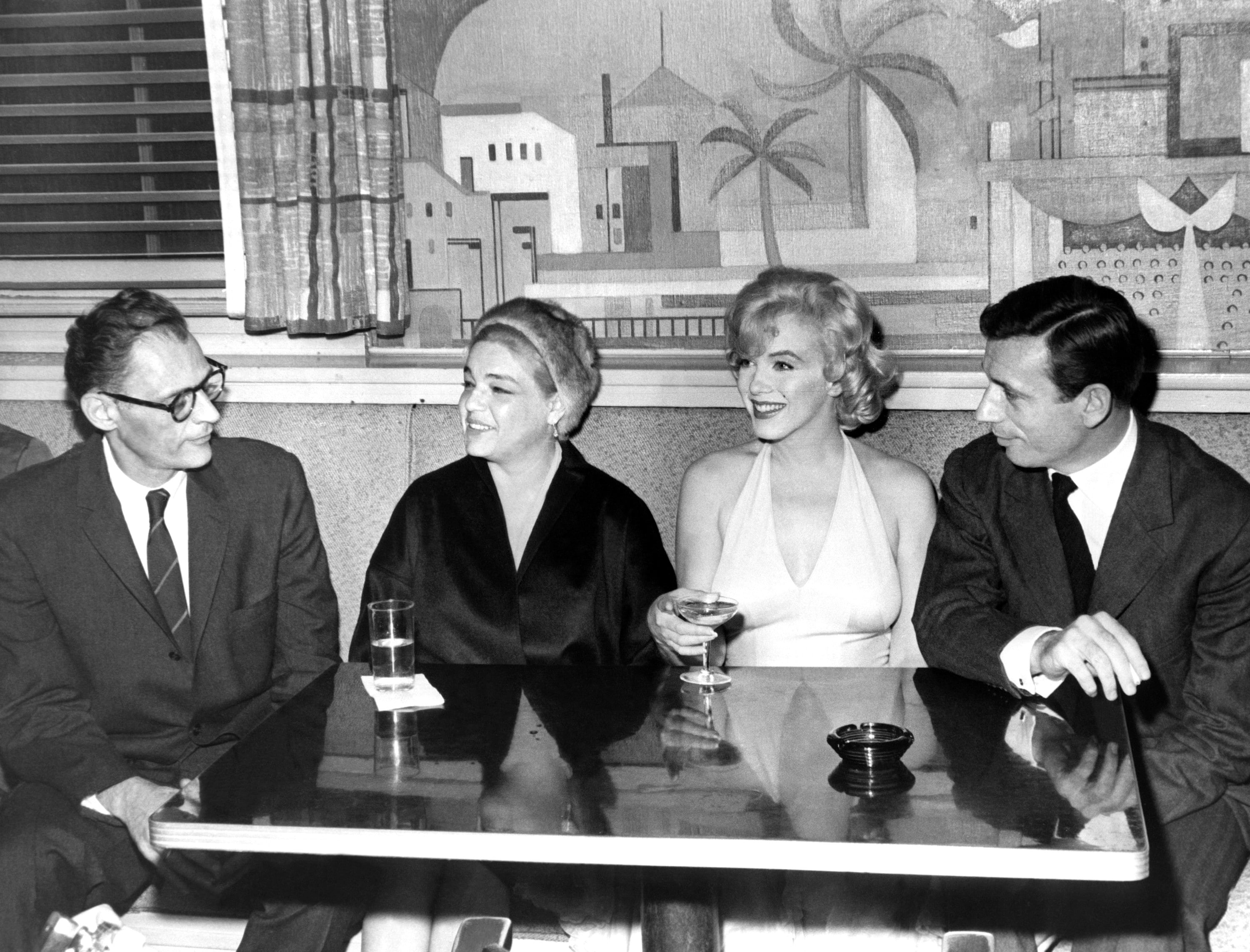 In attesa di iniziare le riprese del film di Cukor "Facciamo l'amore" (1960). Da destra: Yves Montand, Marilyn Monroe, Simone Signoret e Arthur Miller.