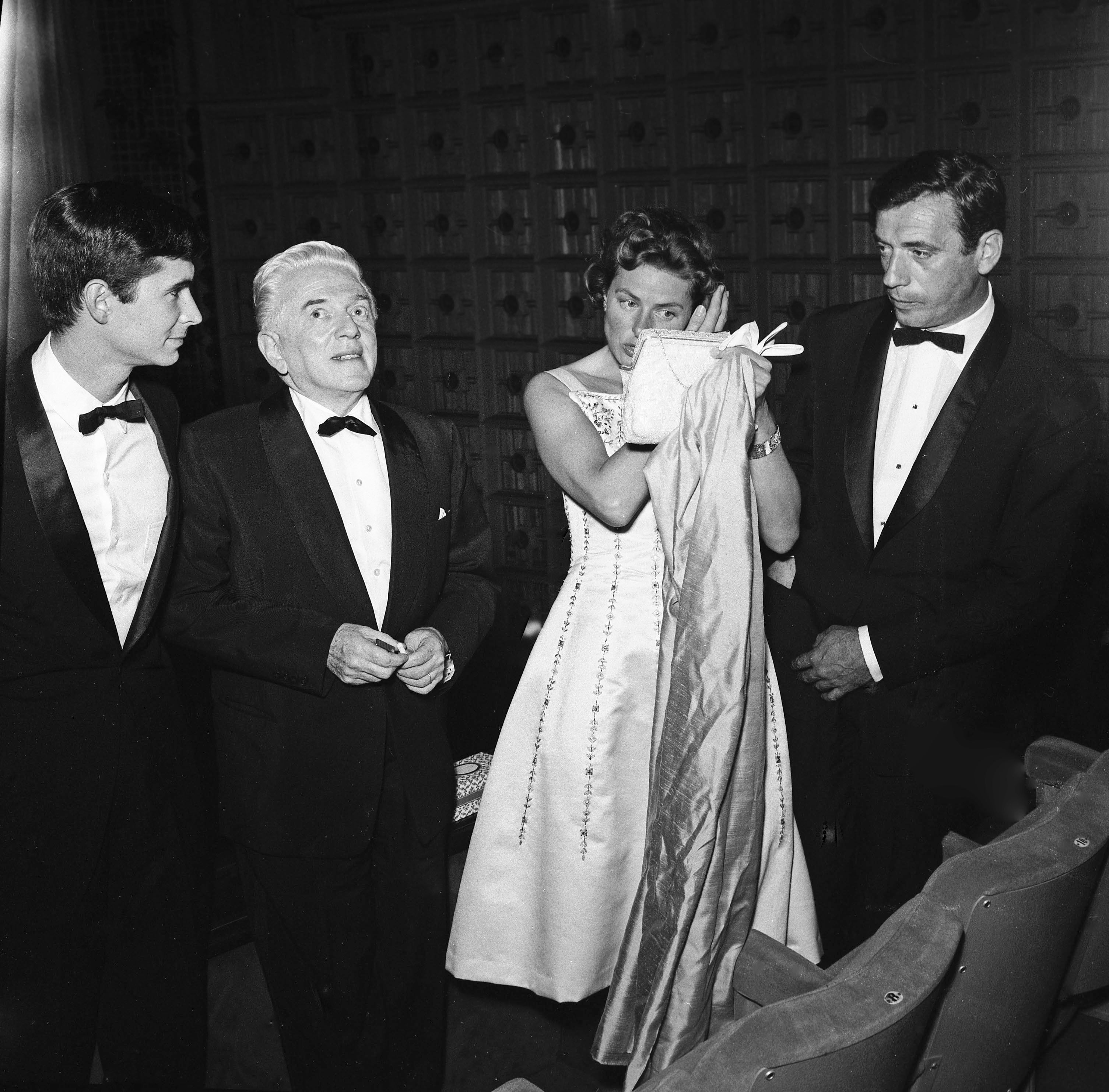 A Cannes nel 1961 con (da destra dopo Montand), Ingrid Bergman, il regista e produttore Anatole Litvak e l'attore americano Anthony Perkins