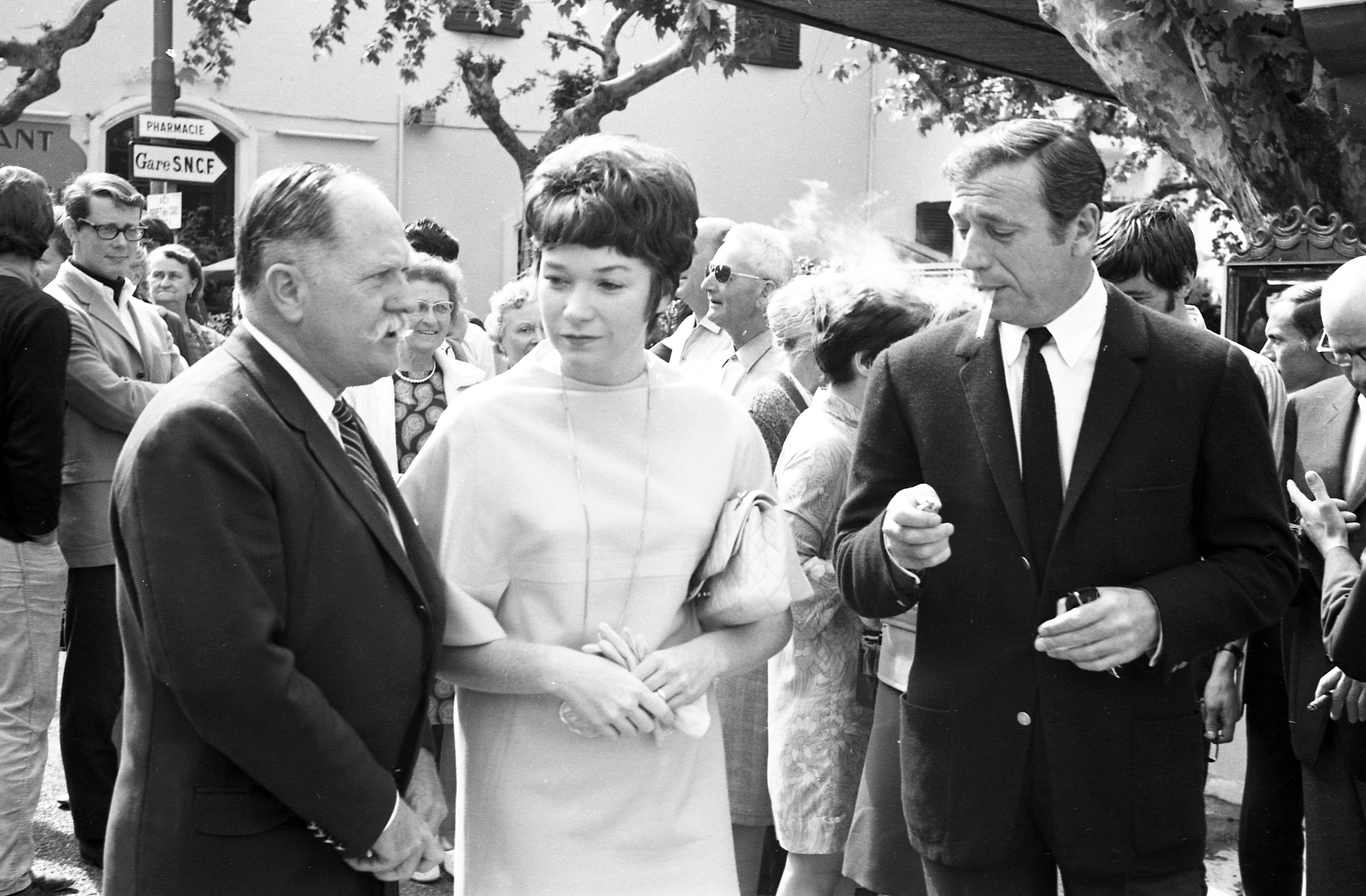 Cannes 1967 Yves Montand fuma accanto all'attrice Shirley Maclaine
