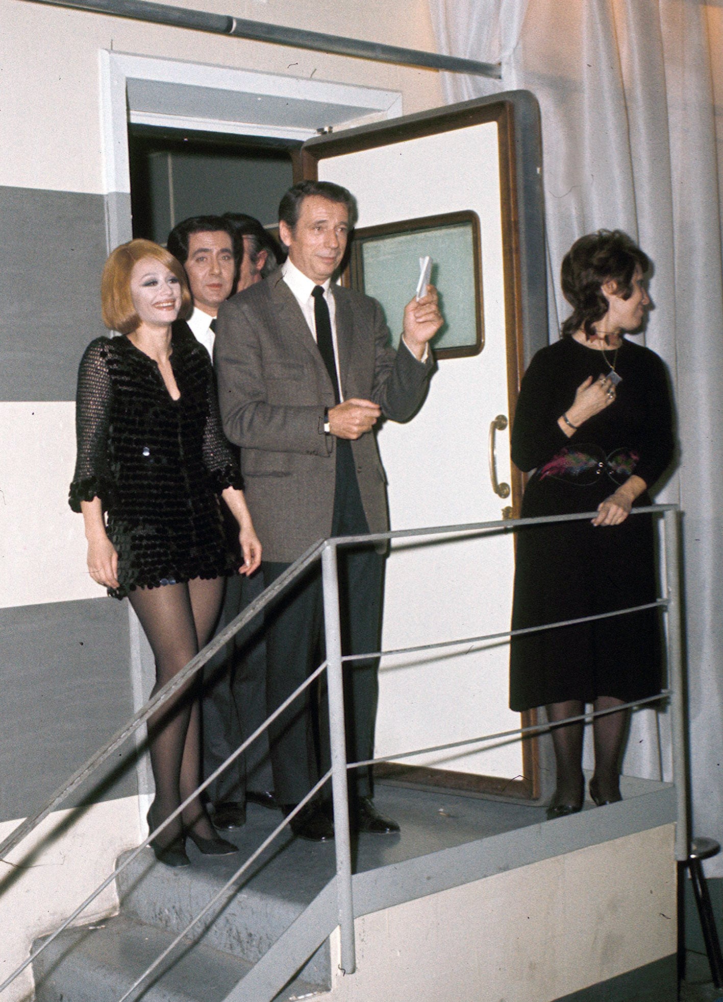 Yves Montand nel 1971 fa il suo ingresso al Teatro delle Vittorie a Roma. Accanto a lui Raffaella Carrà e dietro Corrado