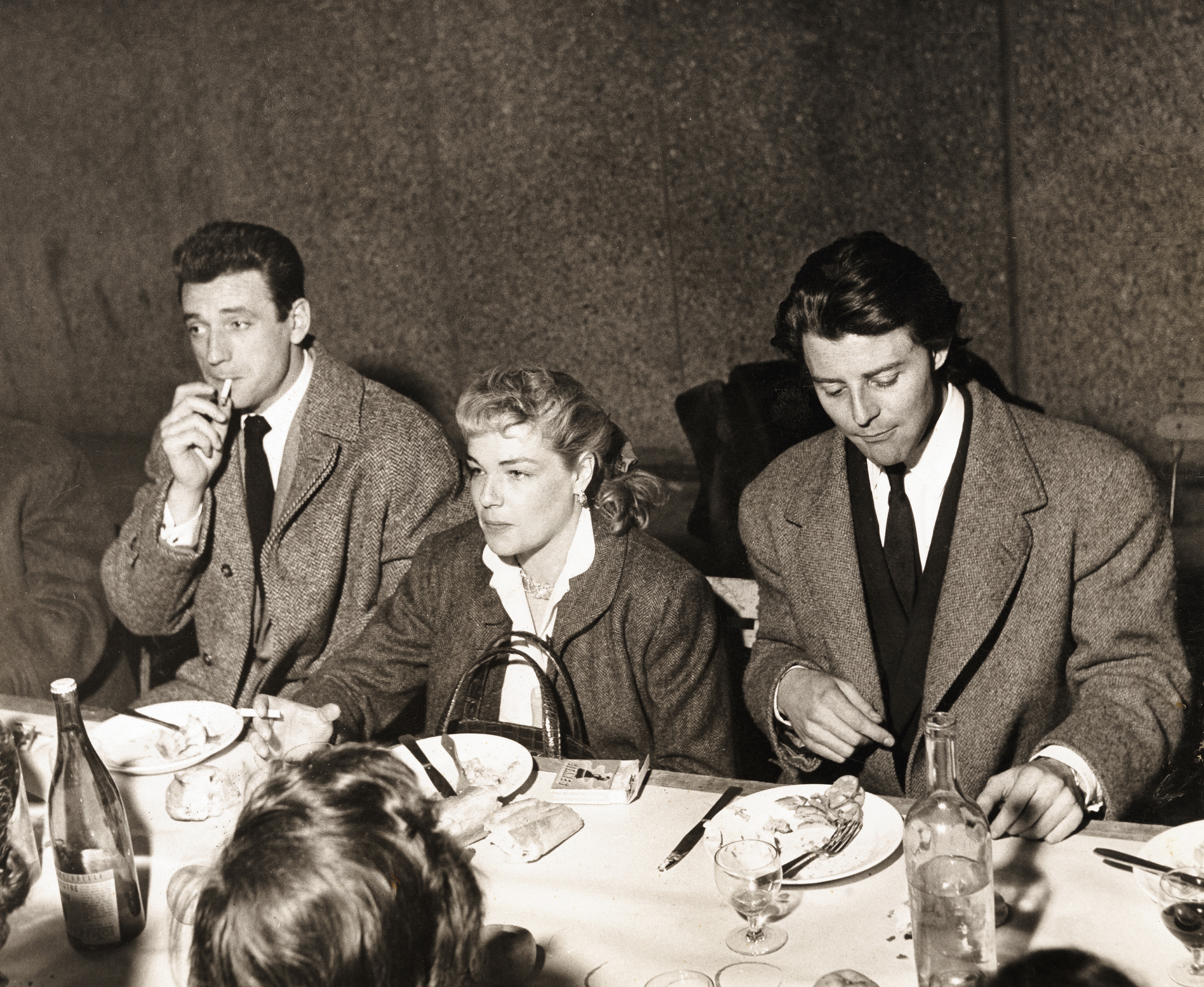 Negli anni Cinquanta al ristorante con la moglie, Simone Signoret, e (a destra) l'attore francese Gerard Philippe