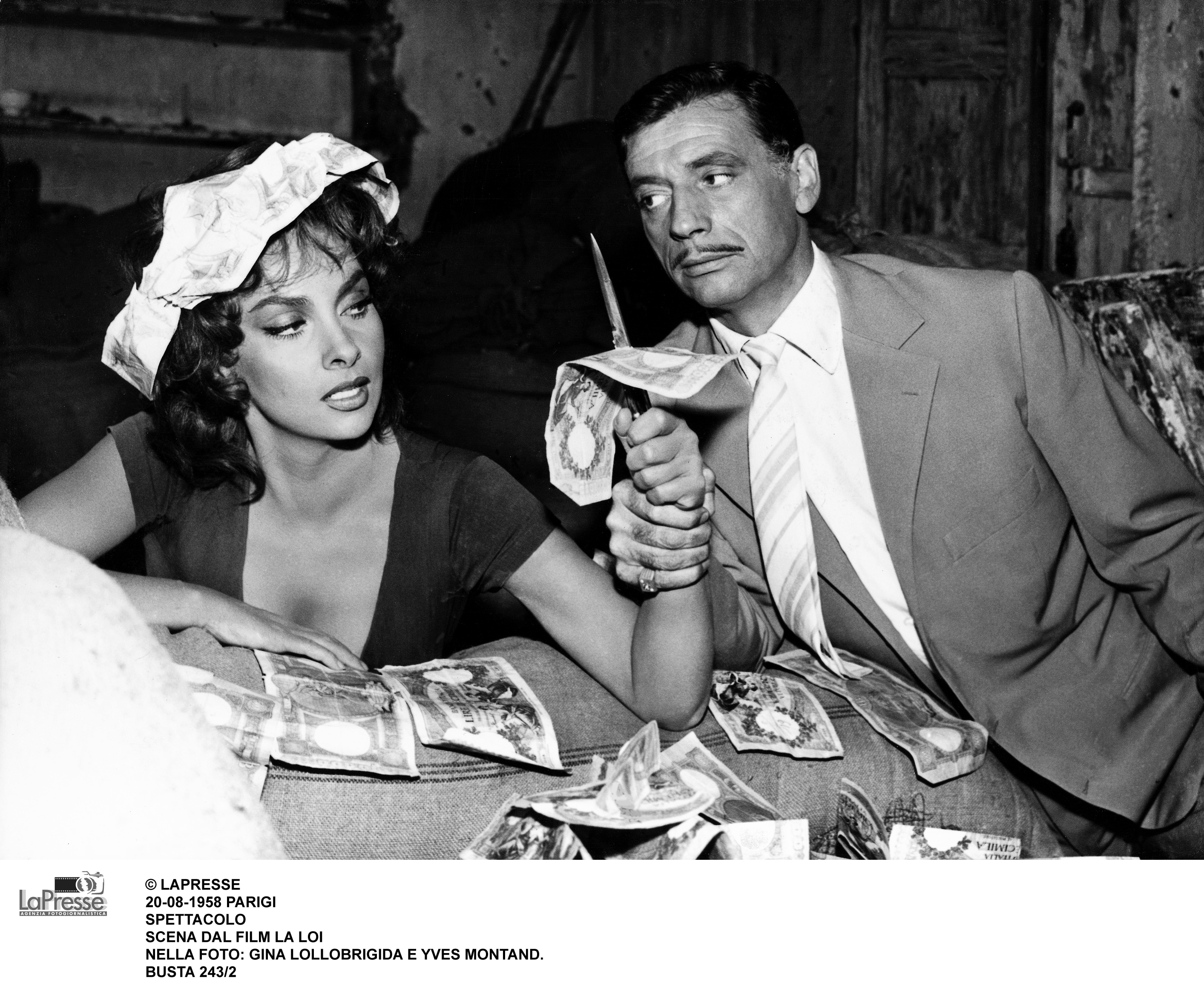 Con Gina Lollobrigida in una scena del film "La Legge" (1959) di Jules Dassin