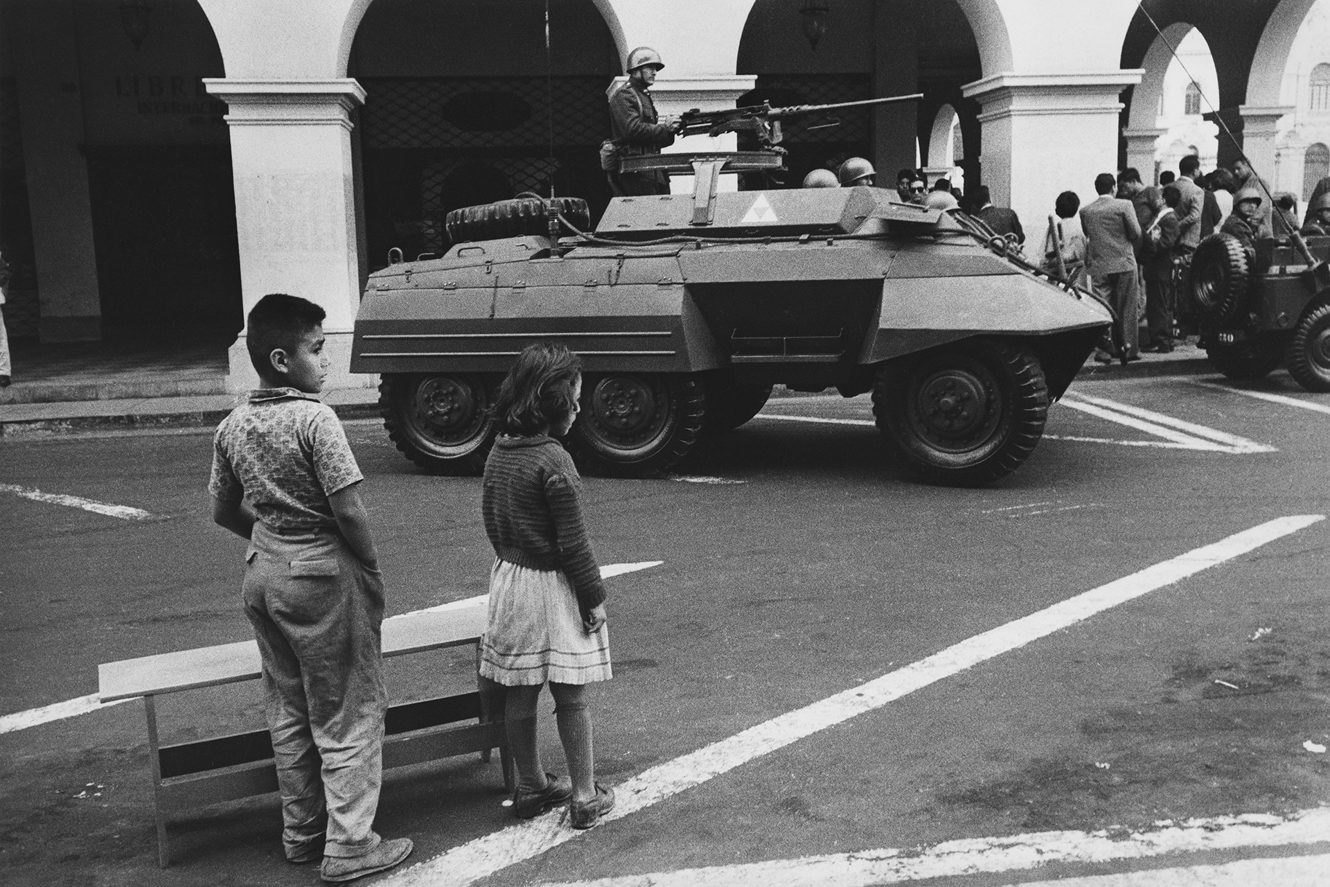 Lima, Perù, 1963, I soldati occupano le piazze (I soldati occupano le piazze con i carri armati e i bambini aspettano la violenza che non arriva. Nel Paese degli Incas un colpo di Stato all’anno). Stampa originale d’epoca alla gelatina ai sali d’argento, 23,5 x 35,5 cm, archivio Cascio, Roma 