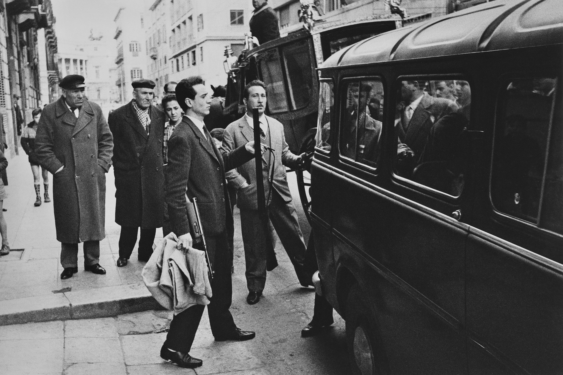 Palermo, 1968 ca, Il funerale del padrino Stampa originale d’epoca alla gelatina ai sali d’argento, 23,5 x 35,5 cm, archivio Cascio, Roma 