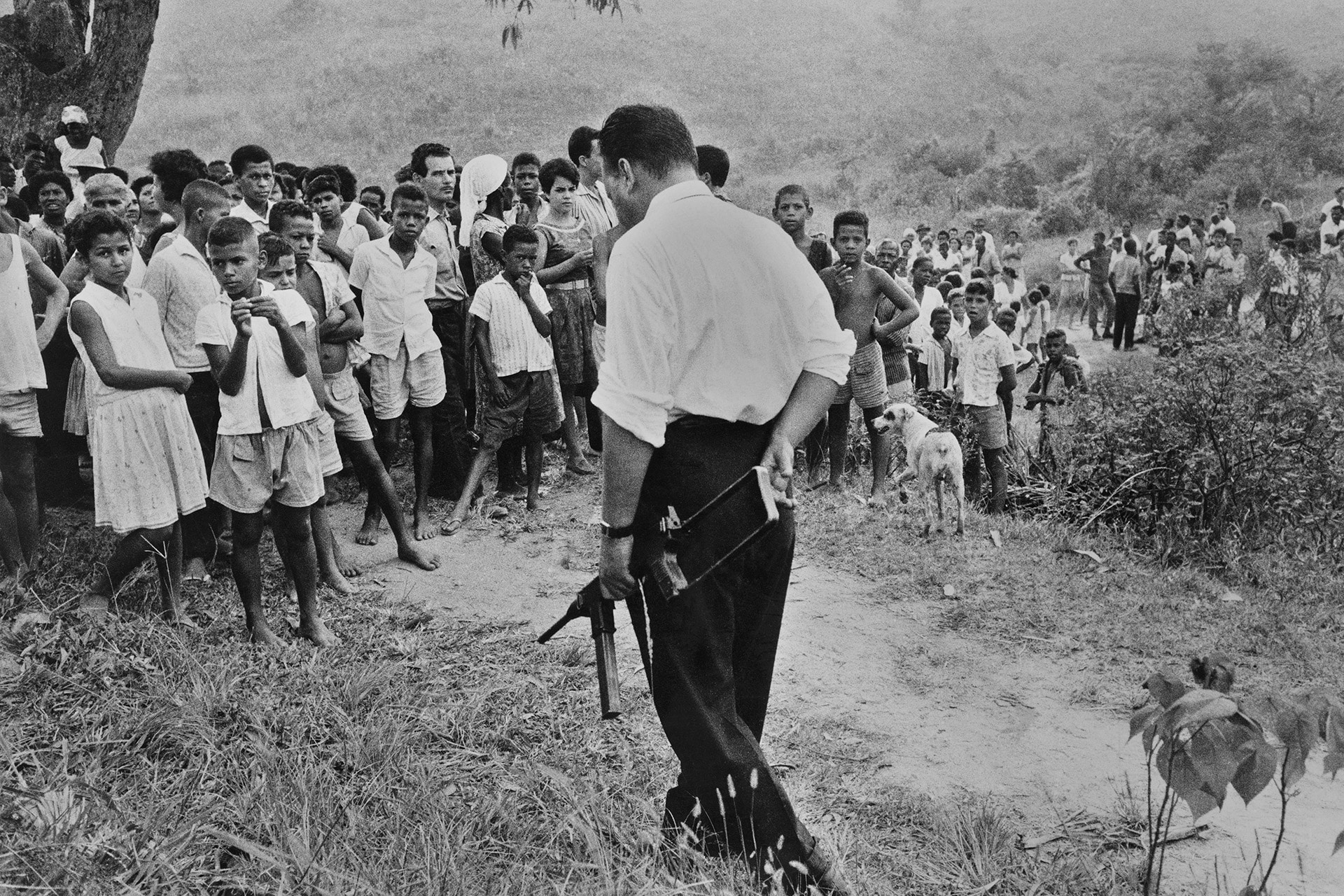 Stato del Pernambuco, Brasile, 1963, Le squadre armate dei latifondisti (Squadre organizzate dai latifondisti si armano in un estremo tentativo di contrastare la riforma agraria e l’occupazione delle terre). Stampa originale d’epoca alla gelatina ai sali d’argento, 23,5 x 35,5 cm, archivio Cascio, Roma 