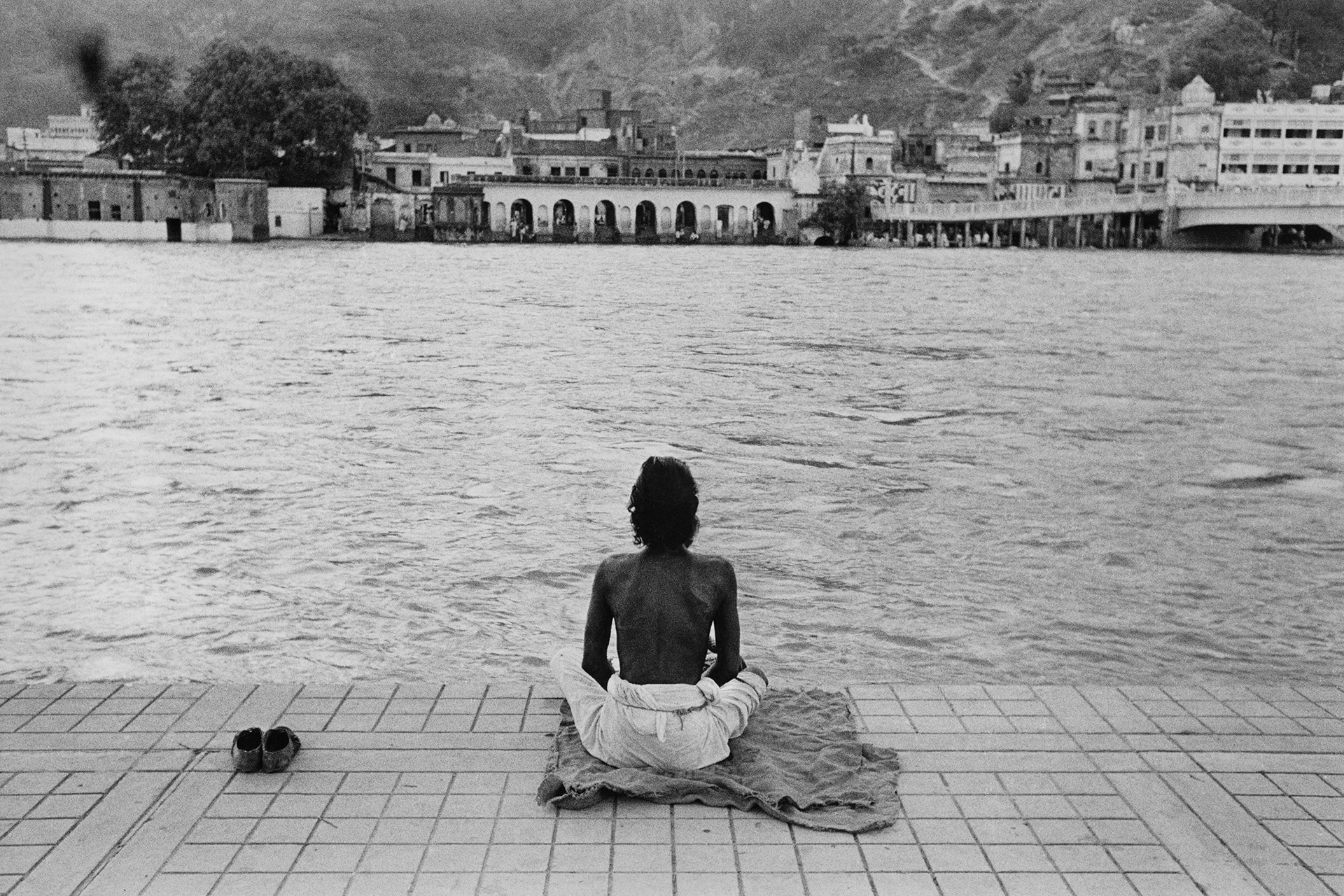 Haridwar, India, 1960, Meditazione in riva al Garage Stampa originale d’epoca alla gelatina ai sali d’argento, 23,5 x 35,5 cm, archivio Cascio, Roma 