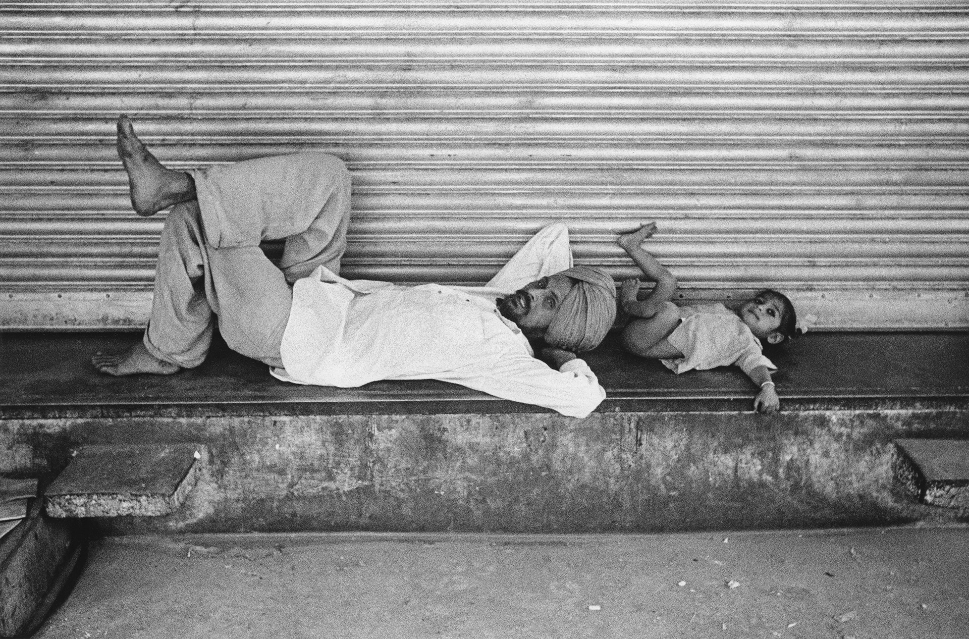 New Delhi, India, 1960, Padre e figlio Stampa recente alla gelatina ai sali d’argento da negativo originale, 24 x 36 cm, archivio Cascio, Roma 